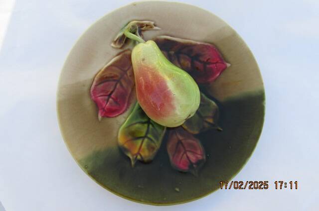 Assiette en barbotine poire