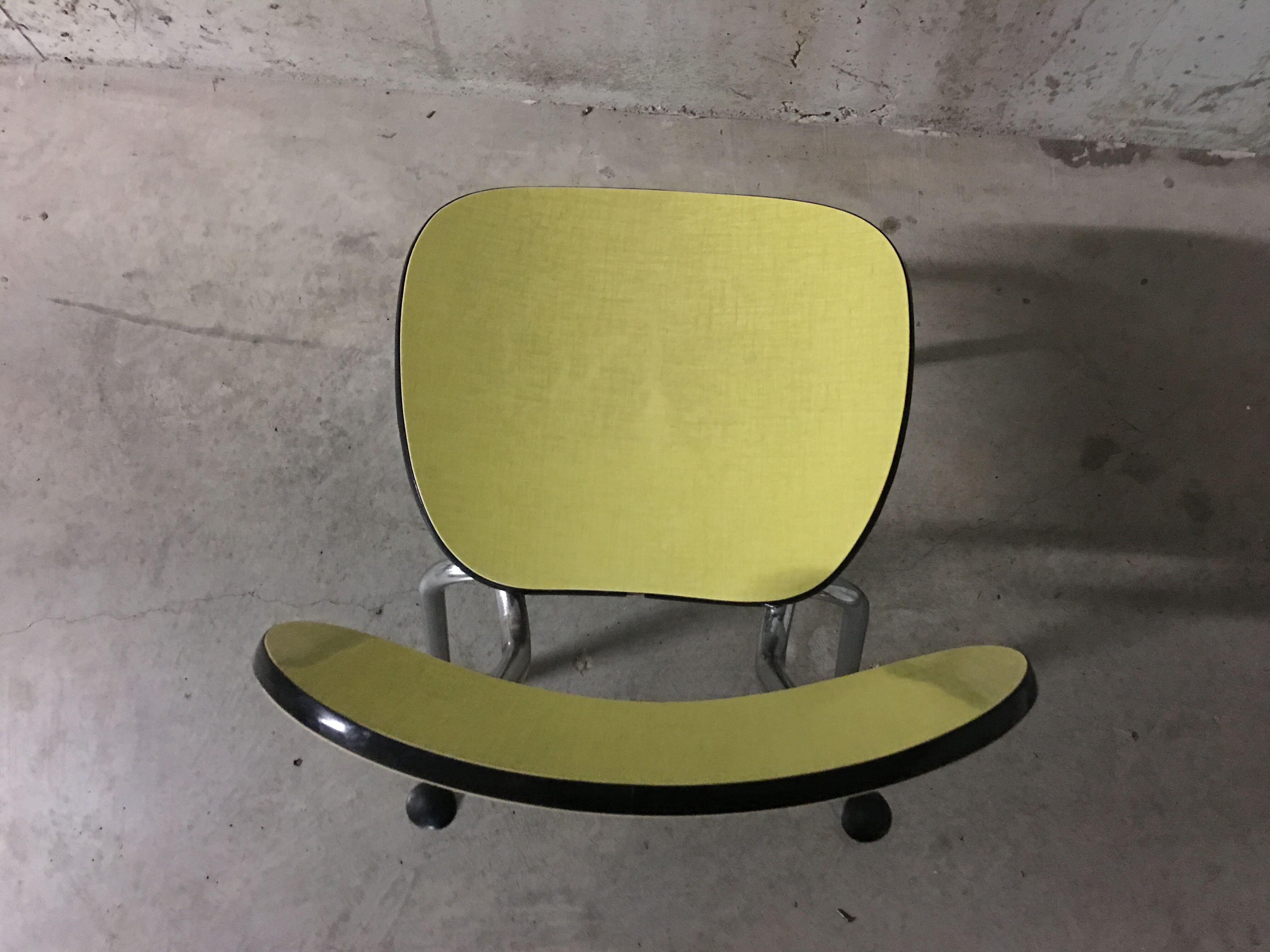 Chaise en formica jaune des années 50