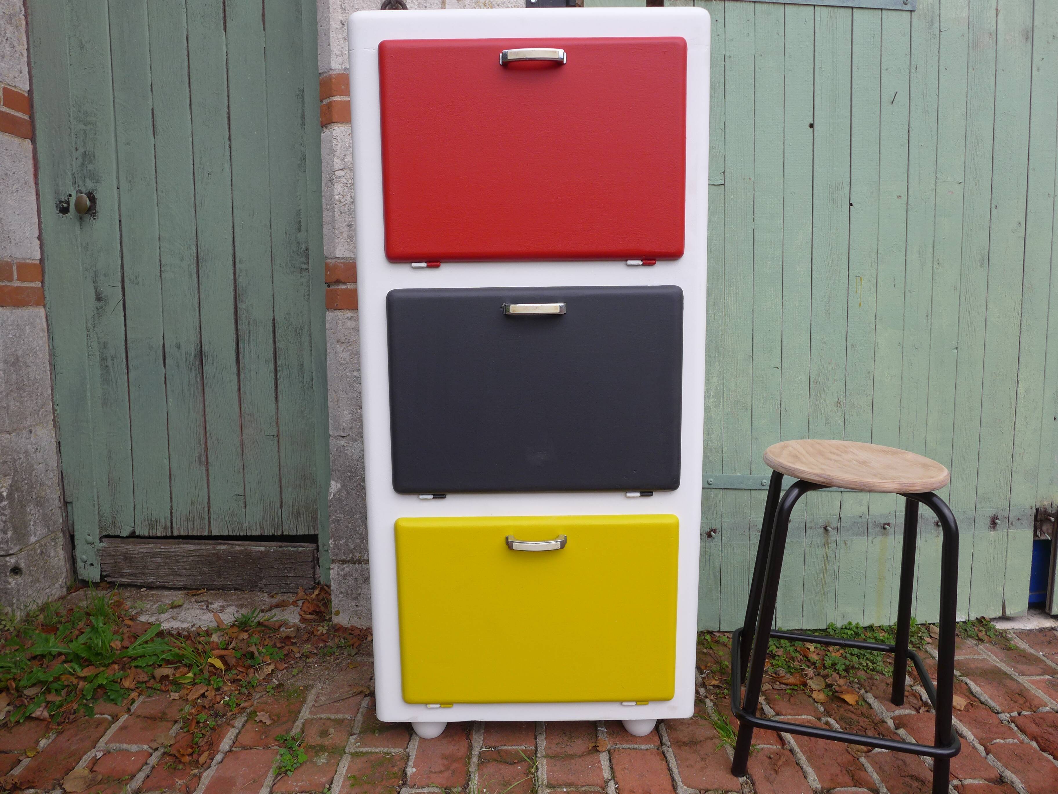 Renovated buffet in Mondrian colors