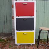 Renovated buffet in Mondrian colors