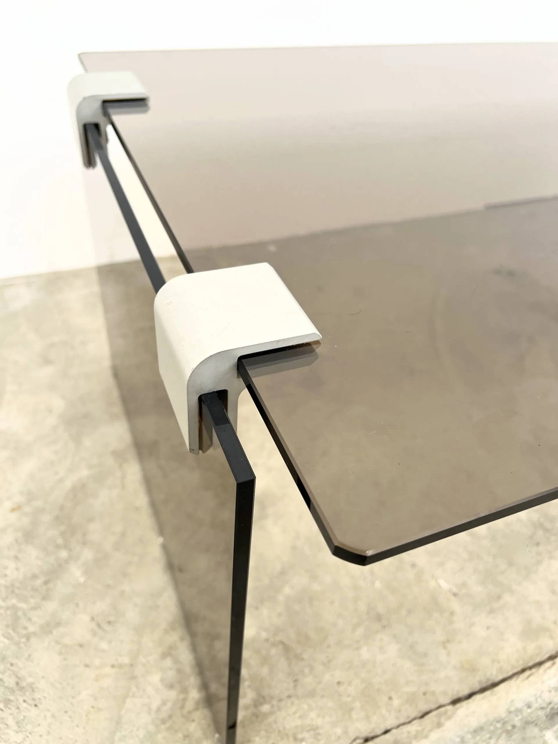 Table basse minimaliste 70s – verre bronze & alu