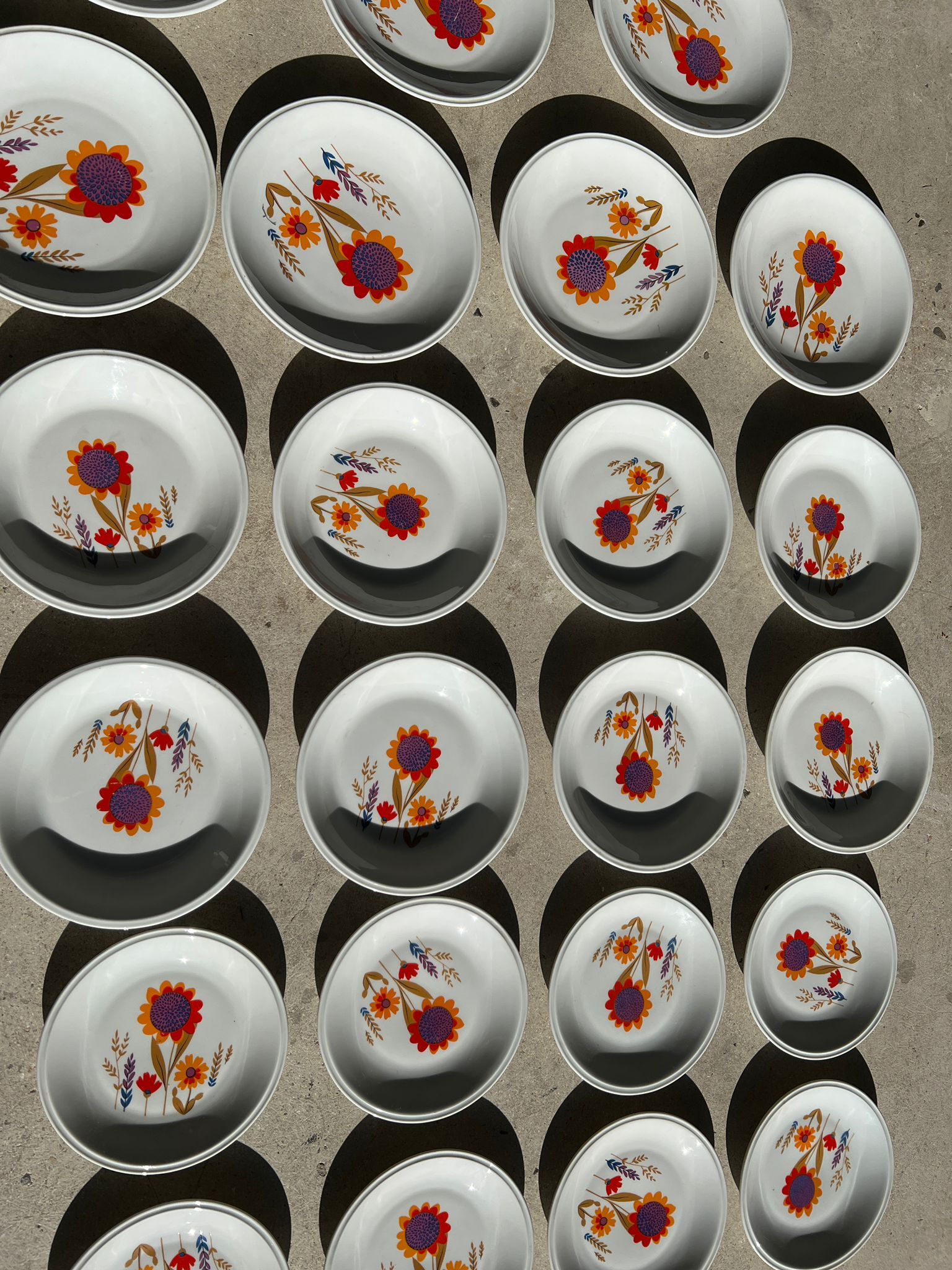 Ensemble vintage d'assiettes porcelaine de Sologne à motif floral stylisé
