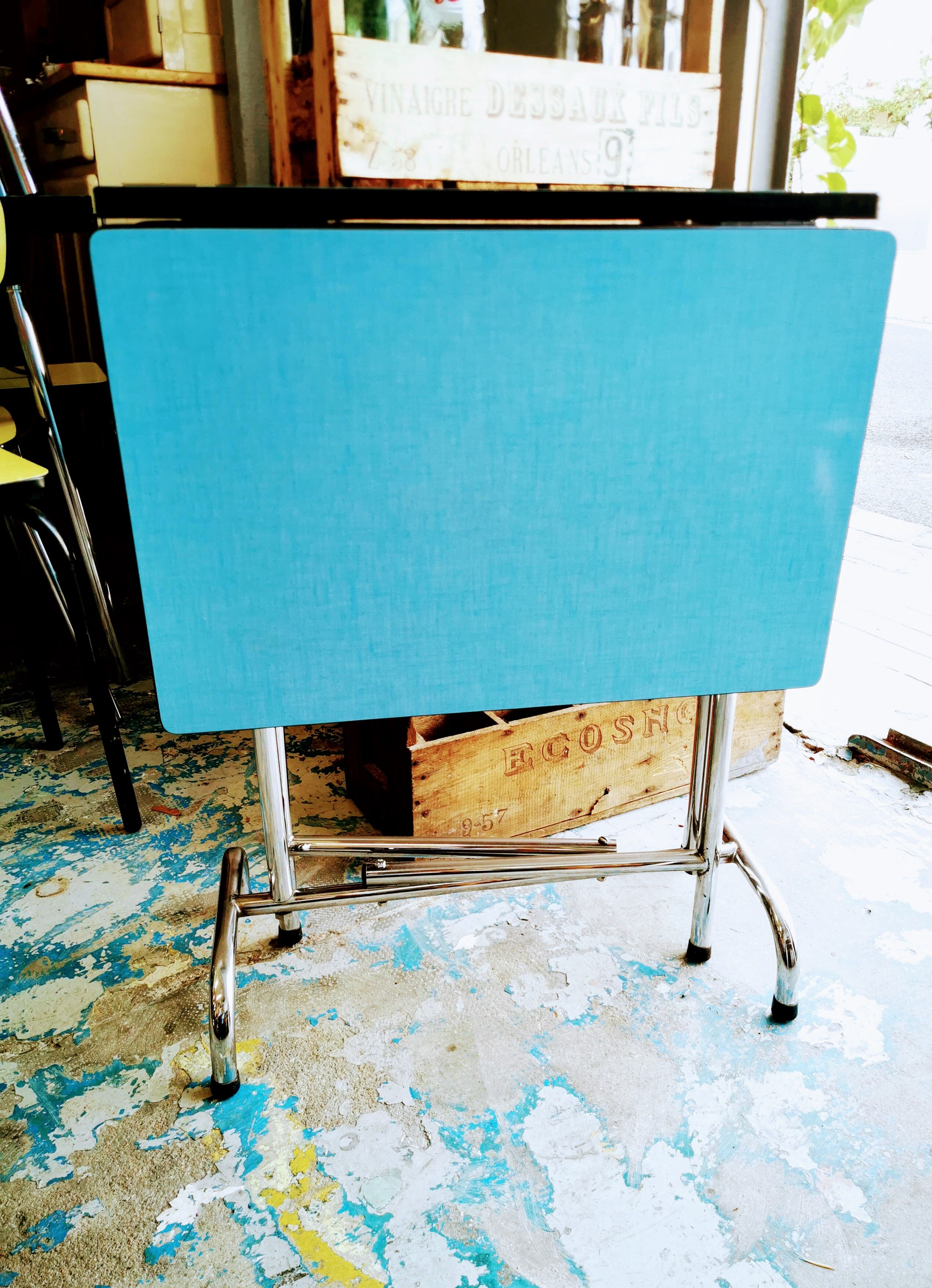 Shapeica folding table