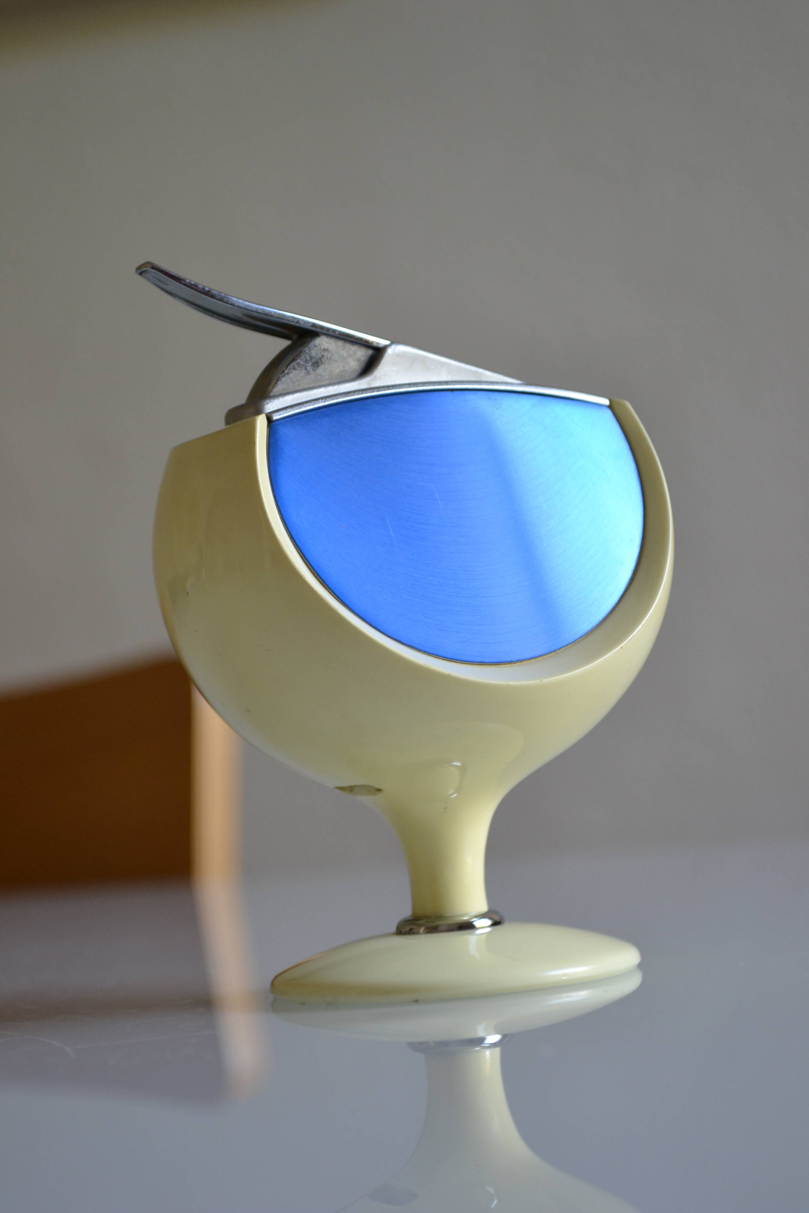 Maruman T26 Sharon table lighter Japan Space Age 1970 tulip base