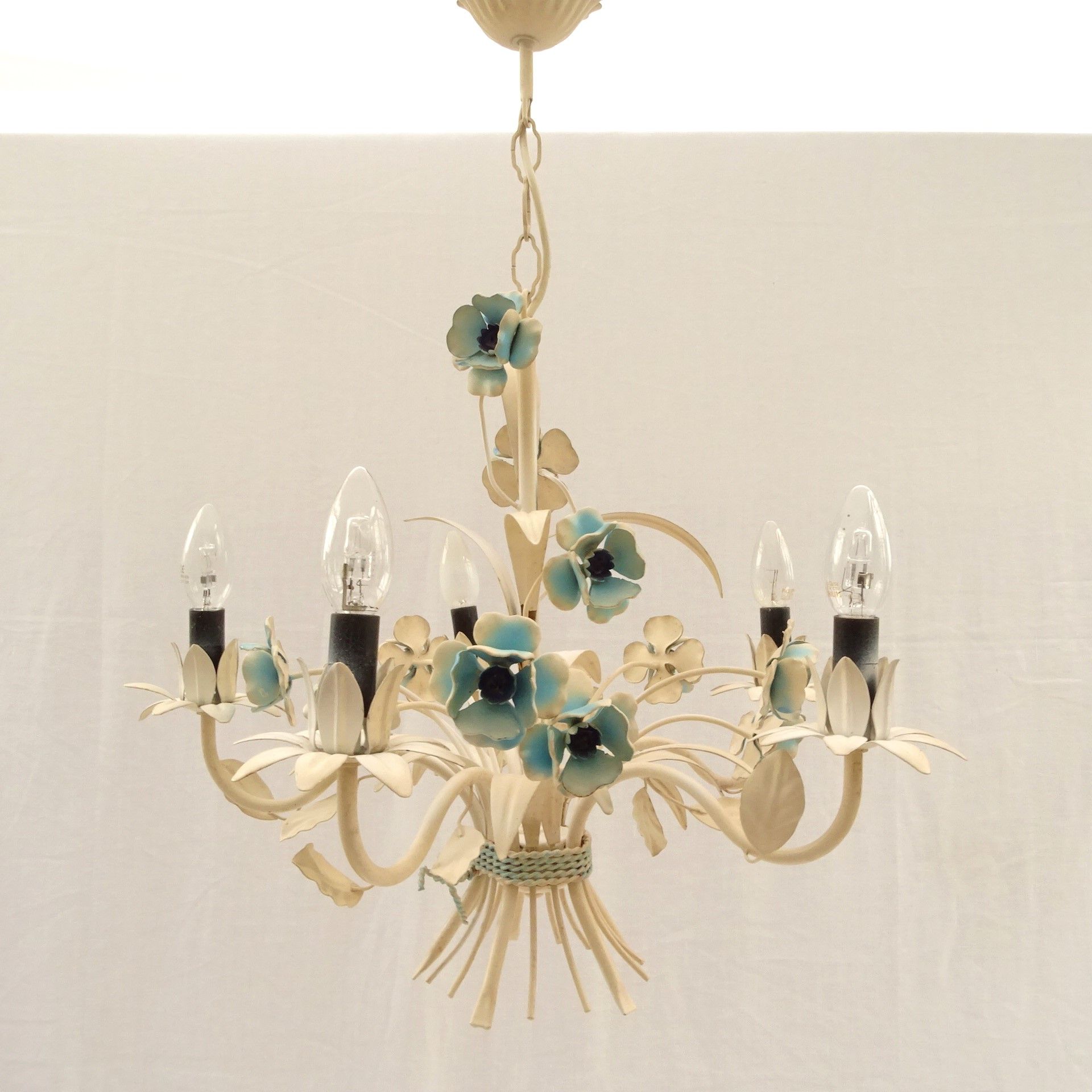 Vintage chandelier bouquet of blue flowers 5 candles in painted sheet metal.