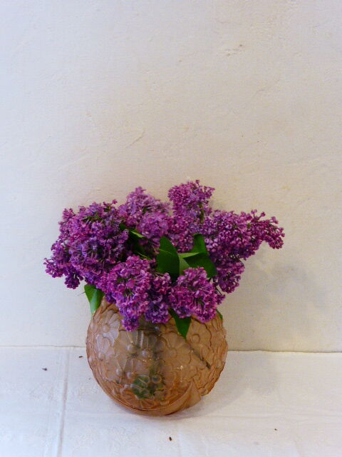 Vase boule en verre depoli rose, fleurs en relief, art deco