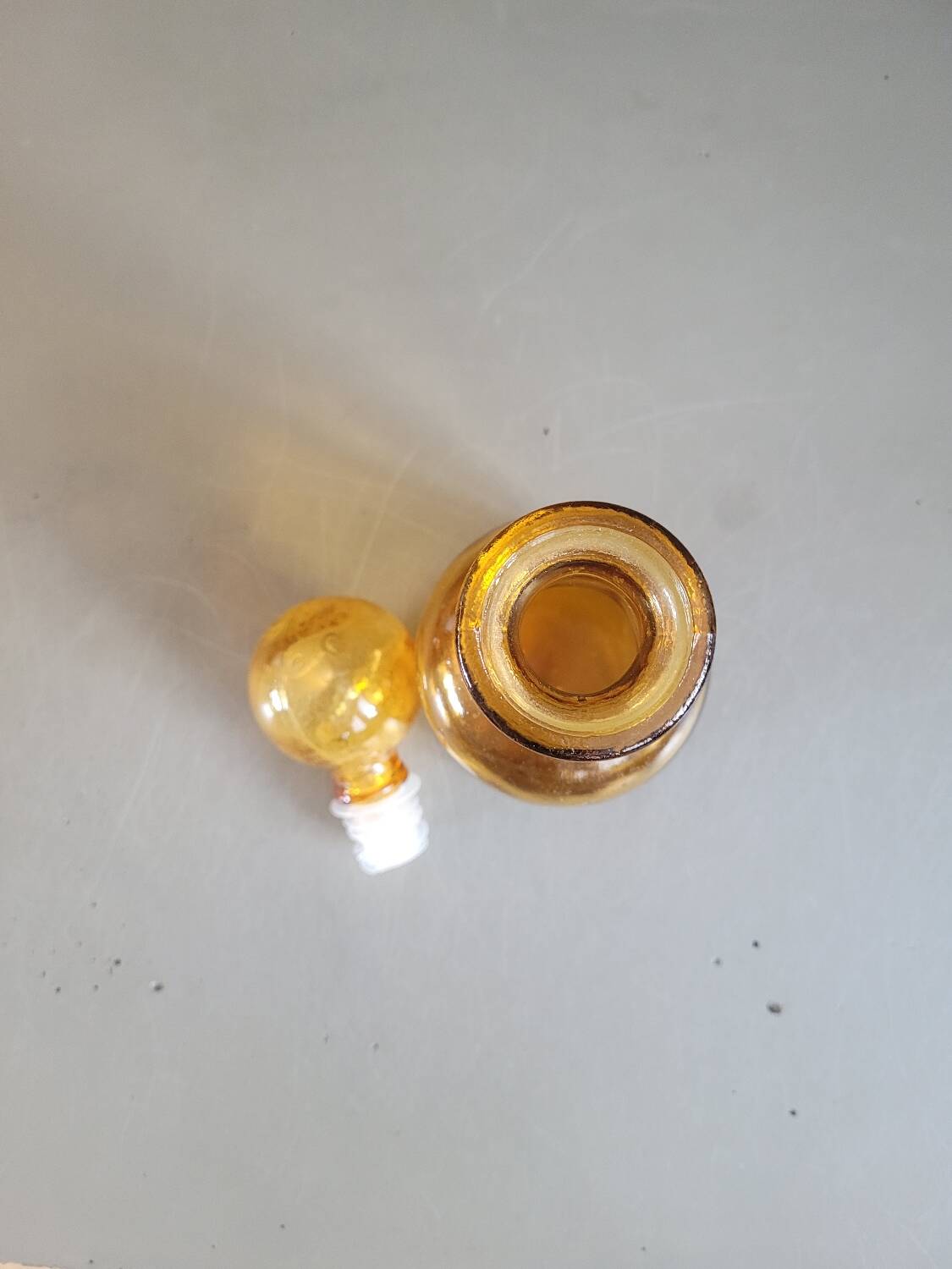 Amber molded glass carafe with stopper