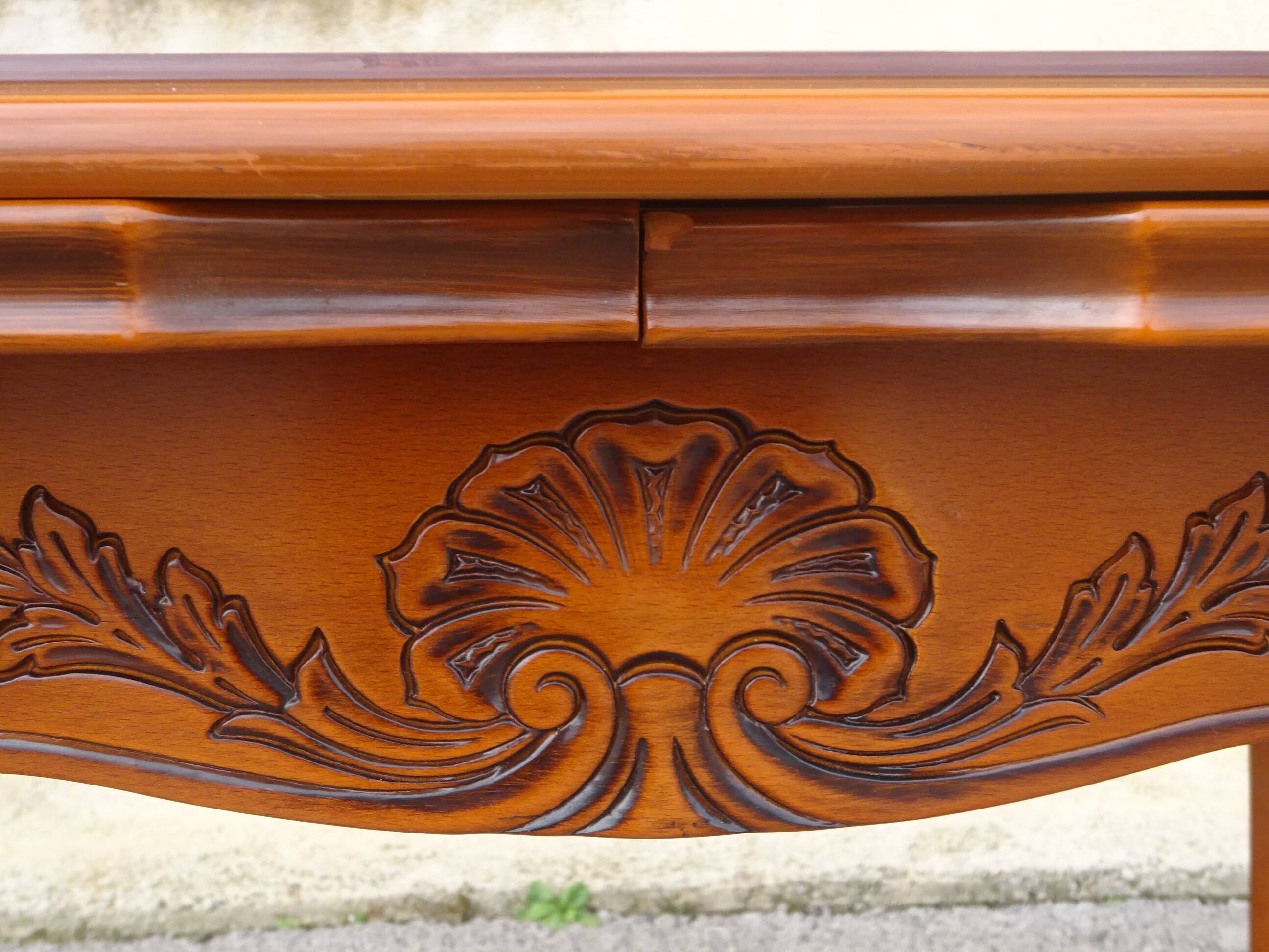 Large oval table in Regency style, extensions under the top.