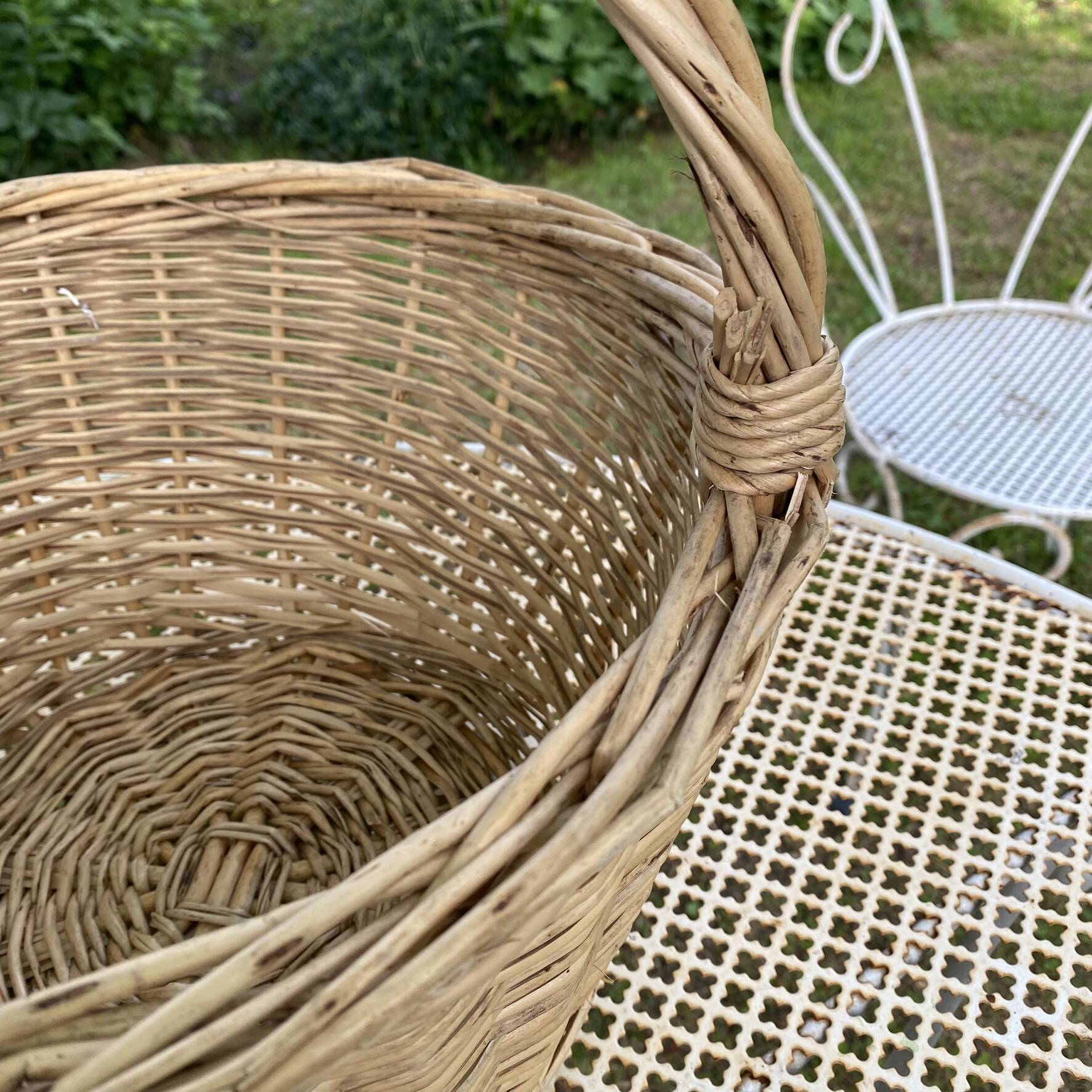 Light woven wicker round basket