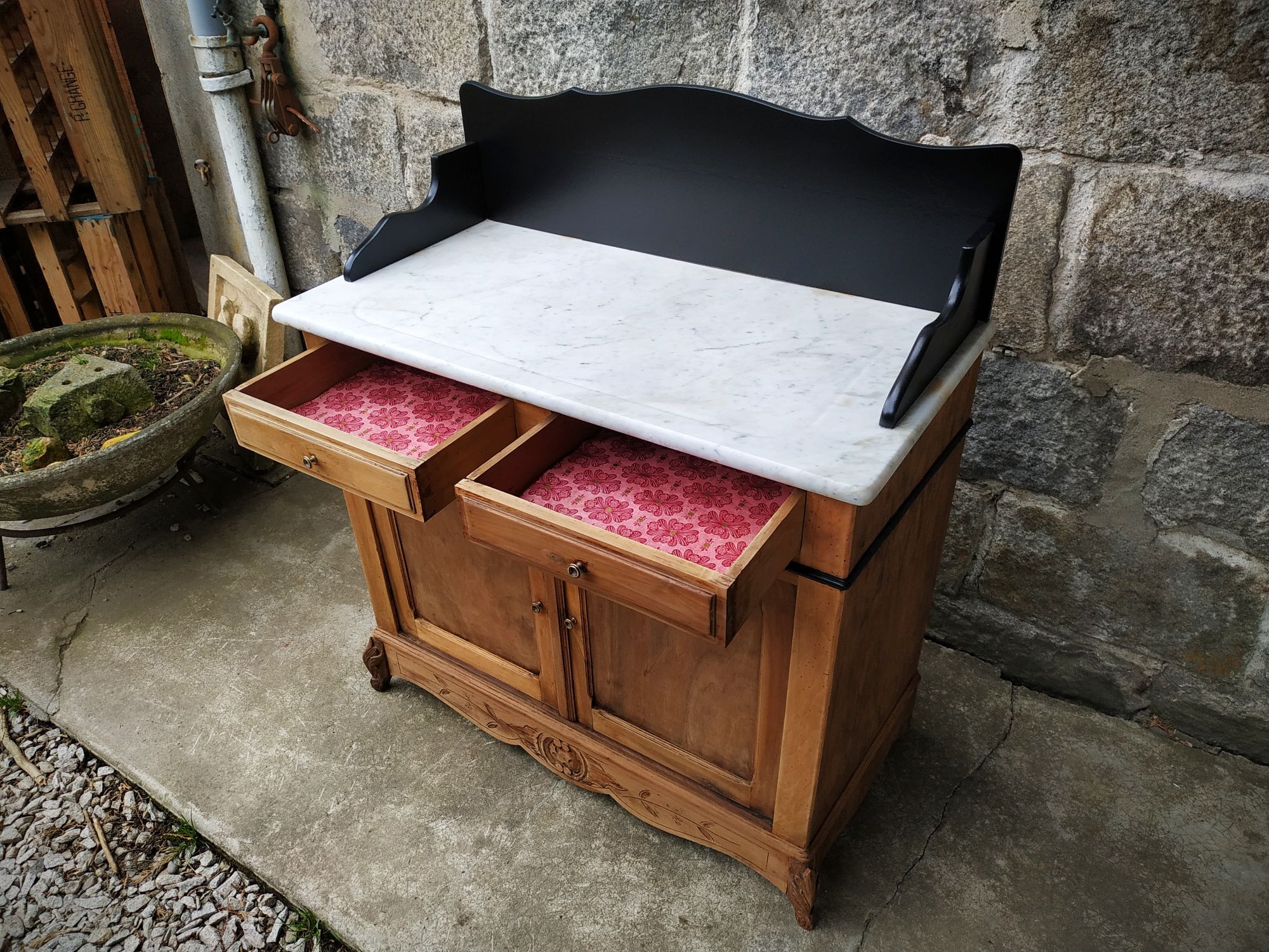 Old toilet table bahut