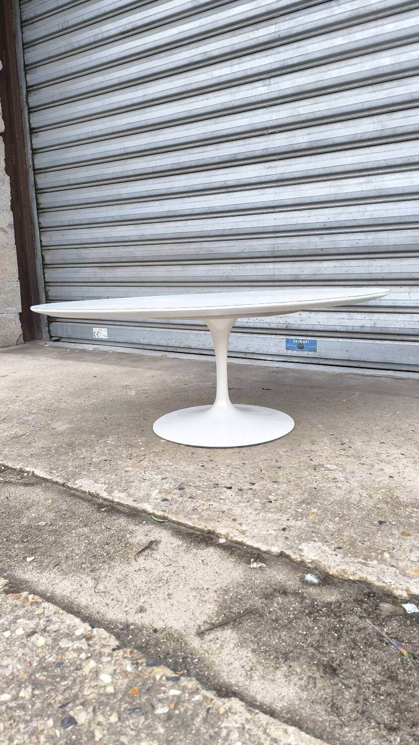 Oval Tulip Coffee Table by Knoll International design Eero Saarinen