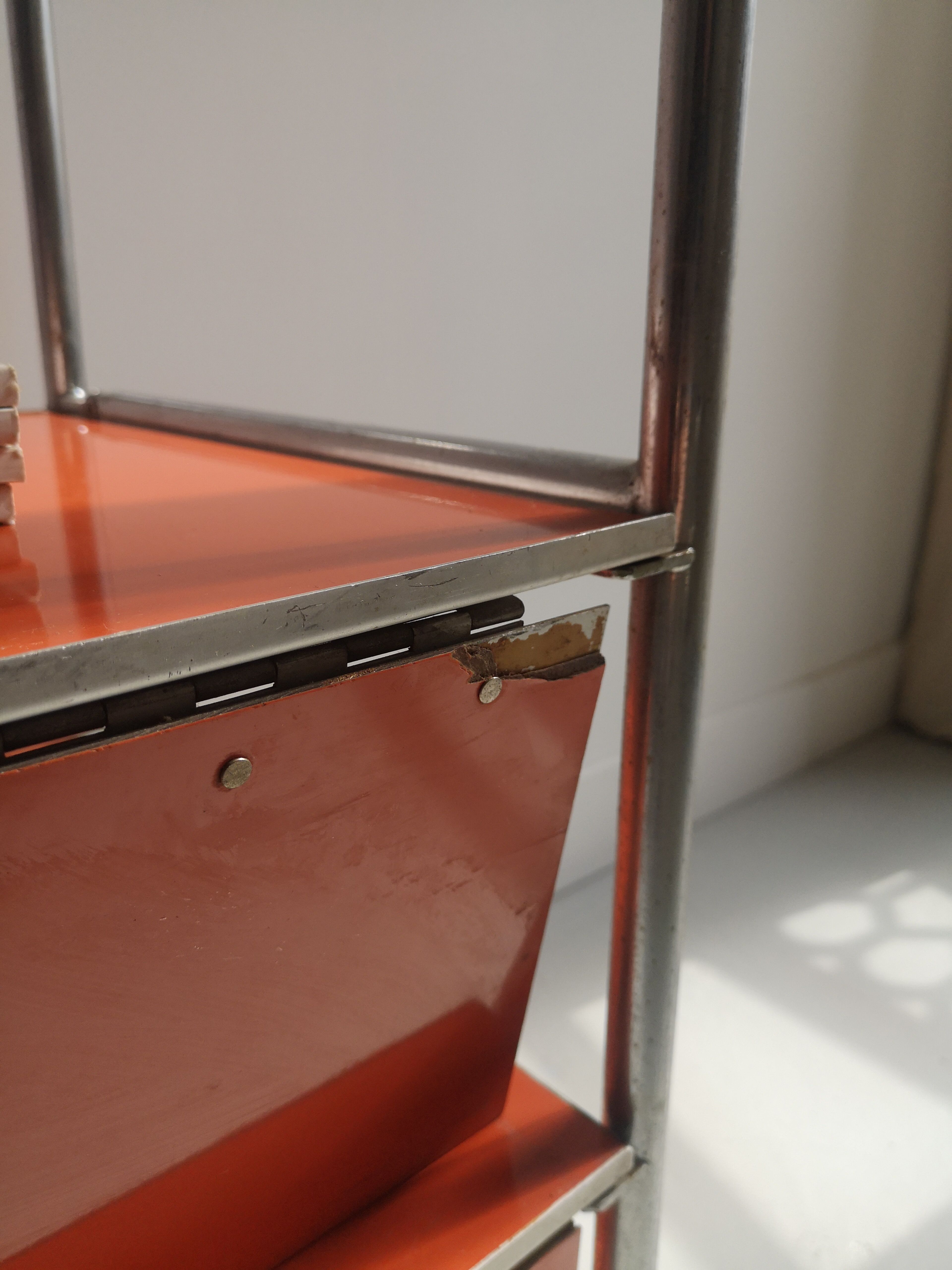 Desserte bibliothèque à roulette en metal chromé industrielle