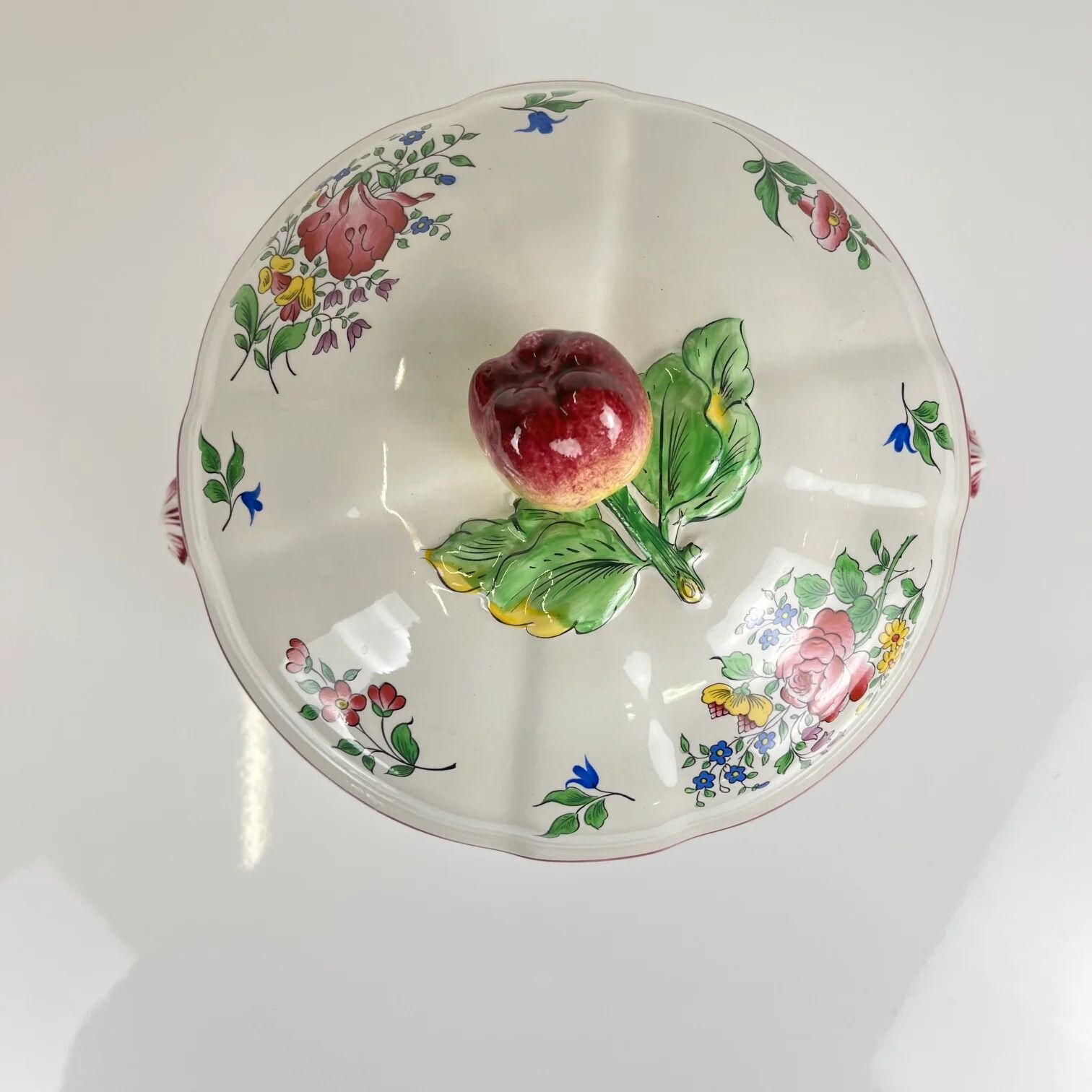 Small soup tureen KG Lunéville, model "Réverbère", rose pattern.