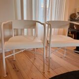 Paire de fauteuils blancs en métal