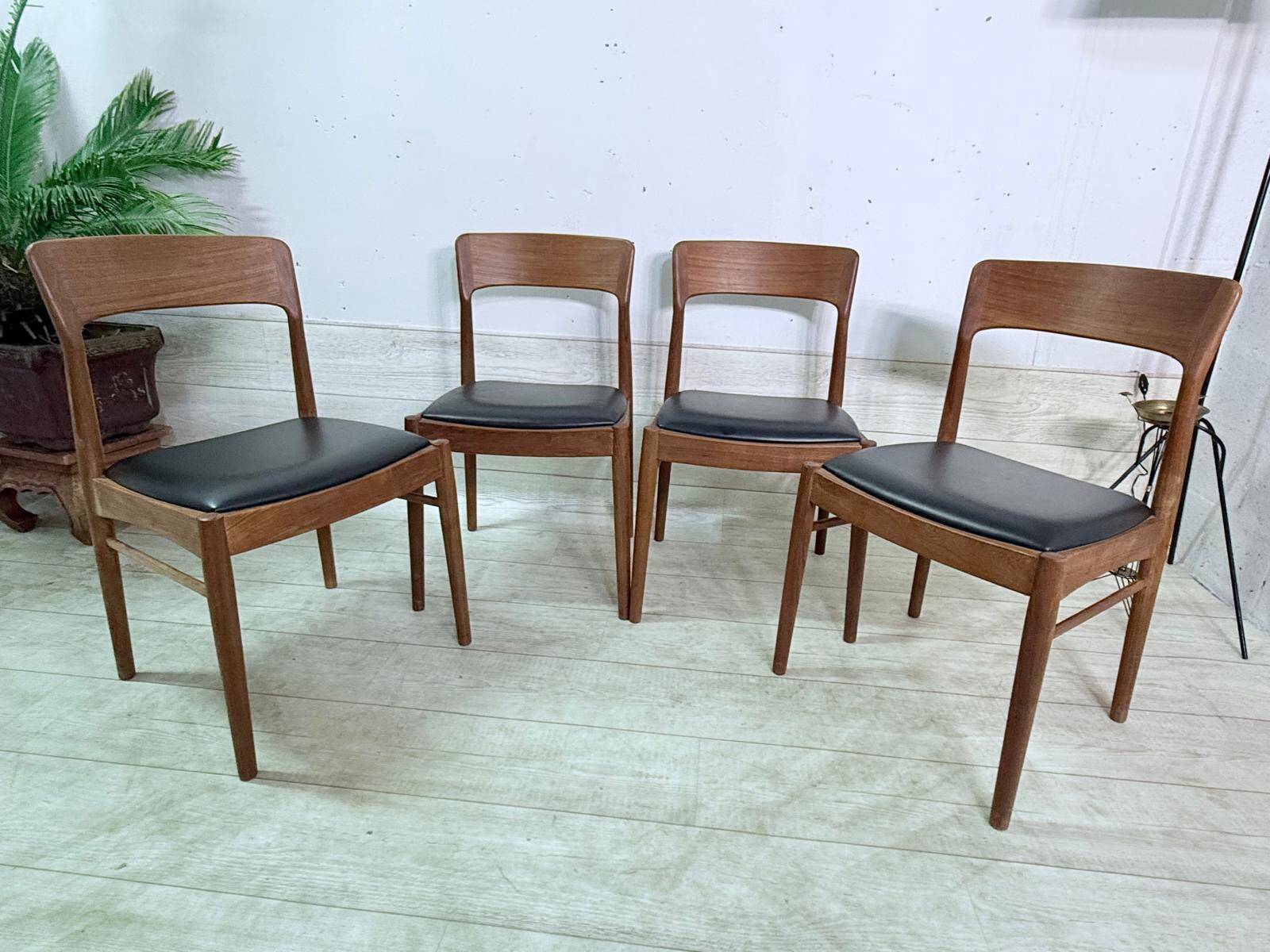 4 Chaises scandinaves Henning Kjaernulf