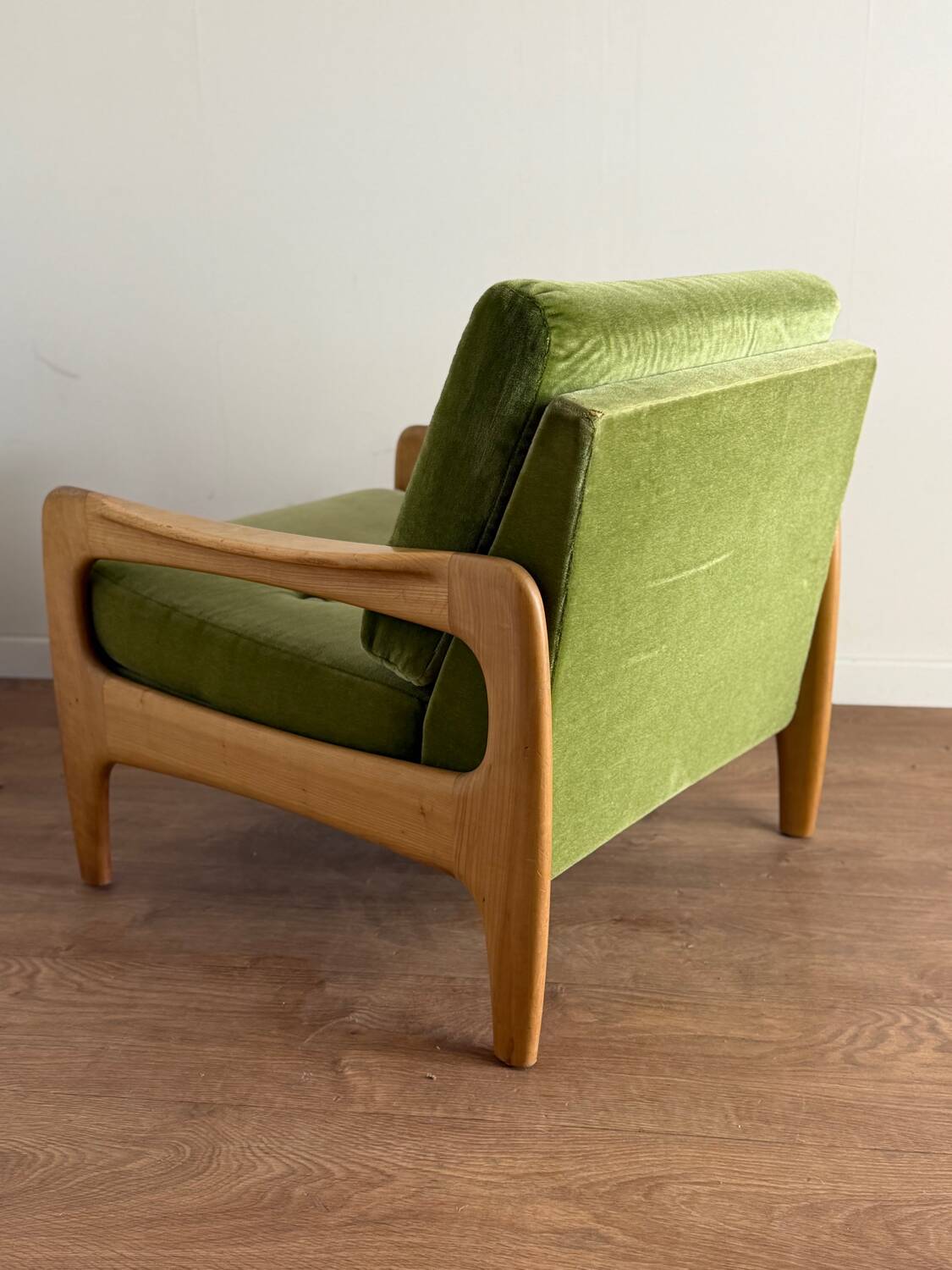 Vintage armchair with elegant Scandinavian design from the 1960s. Struct
