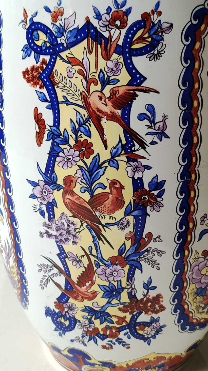 Vase balustre motifs paons/floraux style imari, signé y.p. derevua