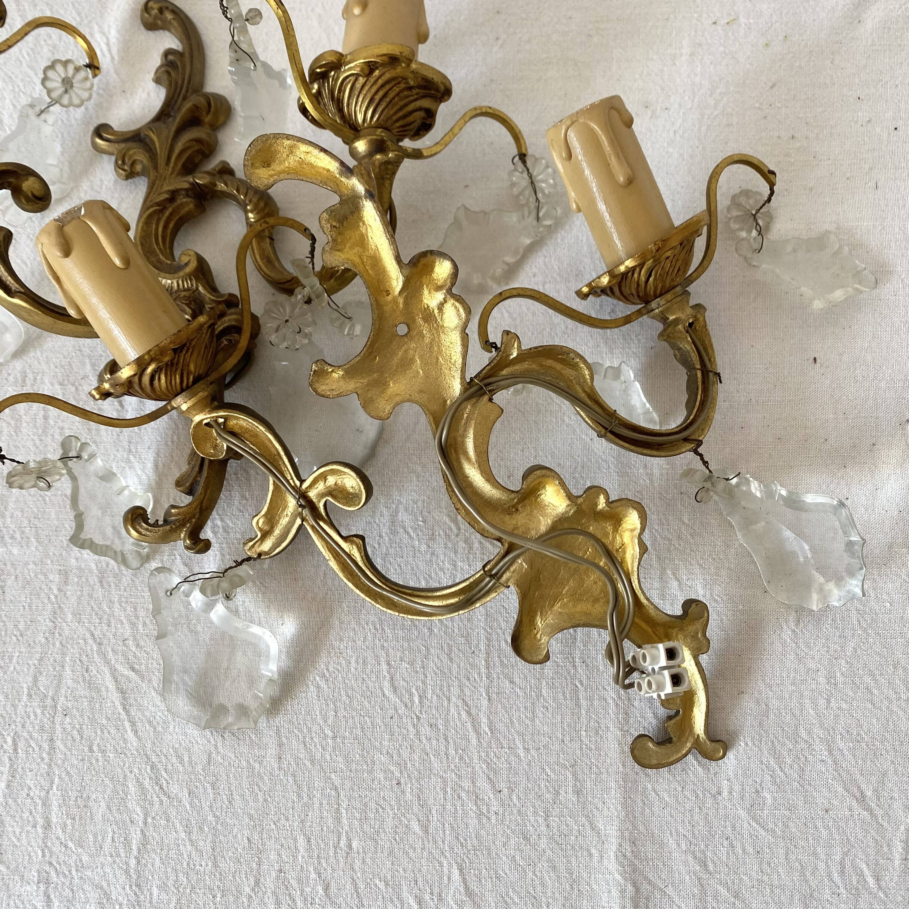 Paire d'appliques en laiton avec pampilles style rocaille