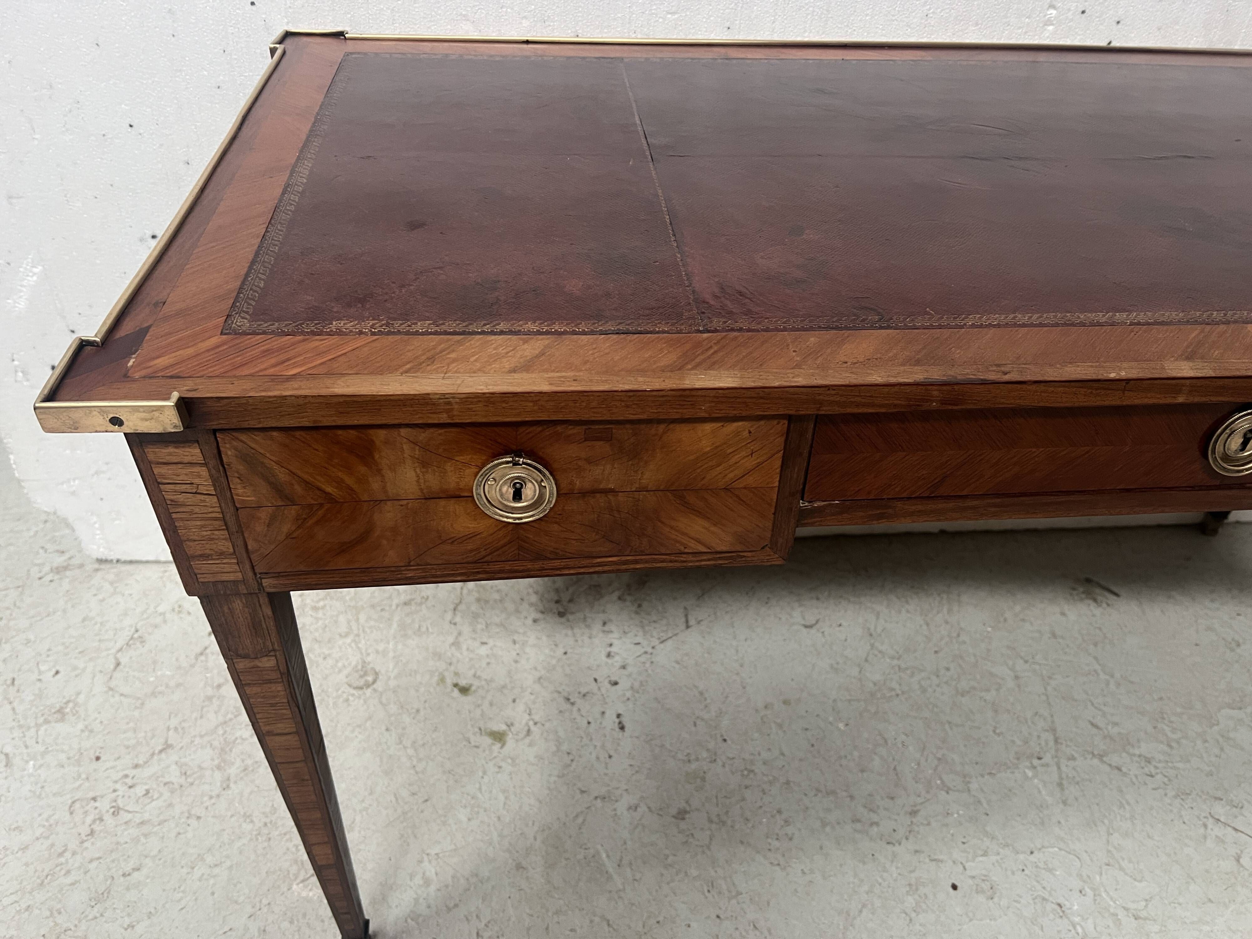 Louis XVI flat desk in mahogany veneer and rosewood, 18th century.