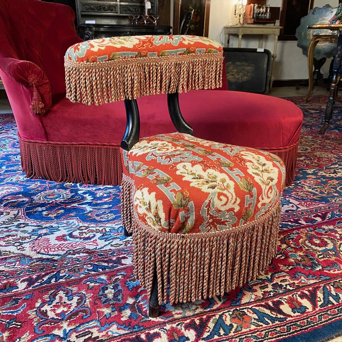 Chaise voyeuse époque Napoléon III en bois noirci, garnie d’une tapisserie