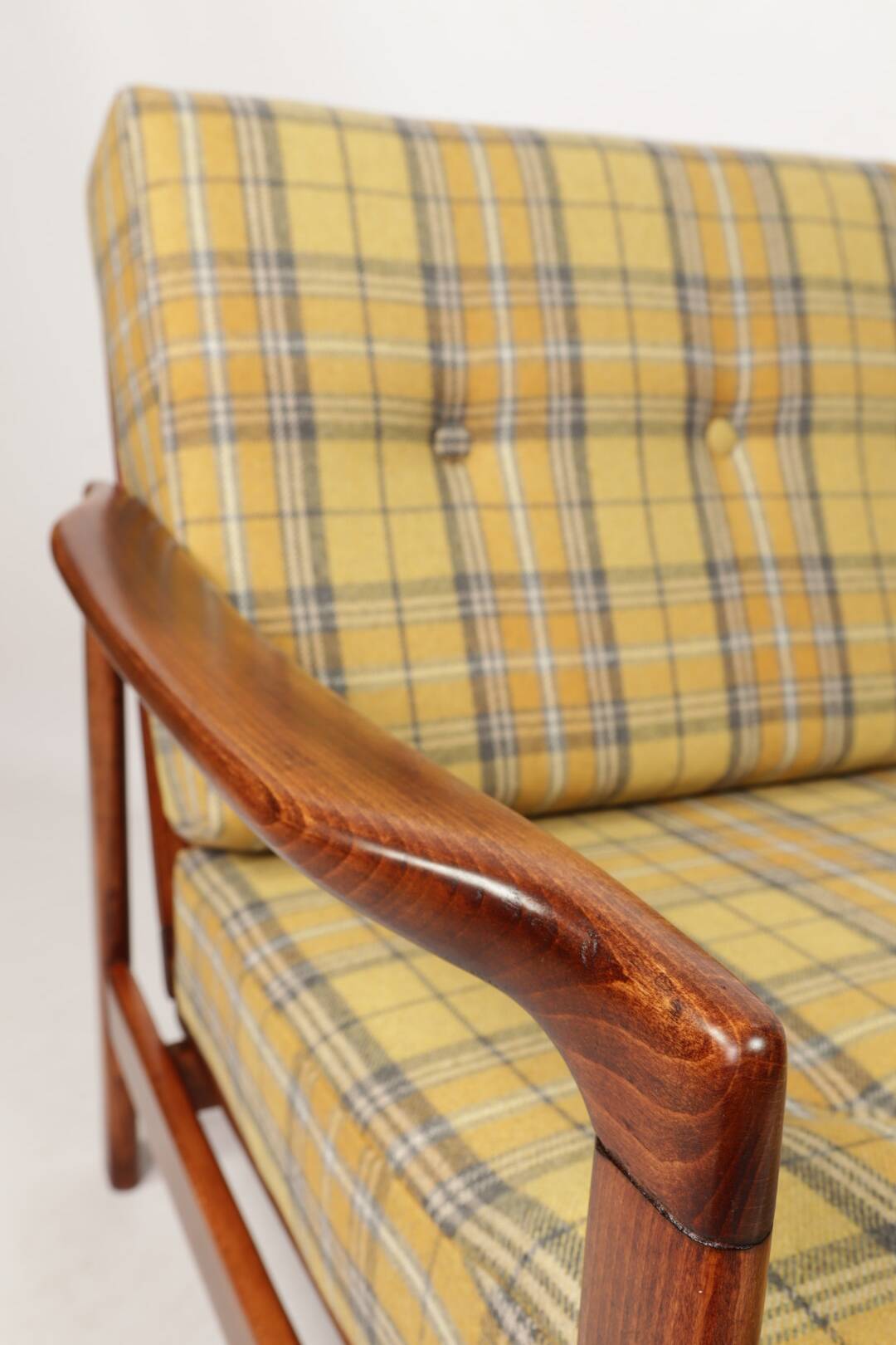 Fauteuil vintage Mid Century Design avec coussins en laine tartan jaune, Pologne, 1960