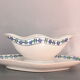 Saucière ancienne française blanche et bleue, en porcelaine opaque, à motif de fleurs bleues