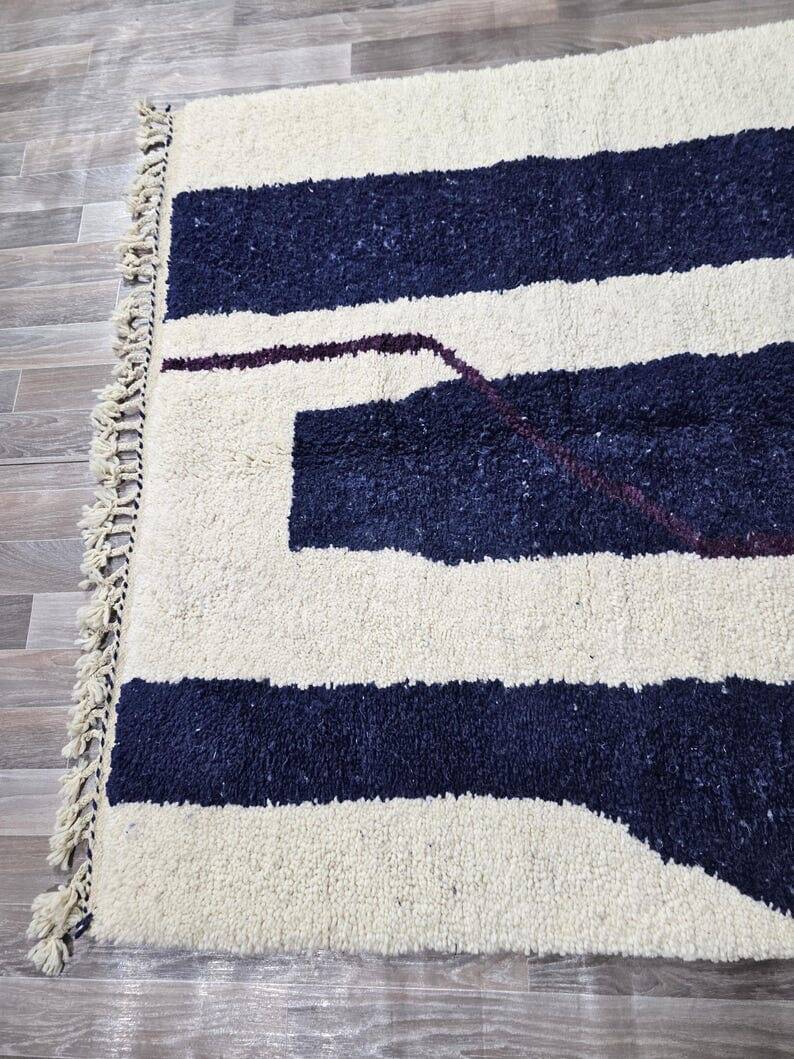 Handmade traditional Moroccan Berber rug size 150 x 250 cm