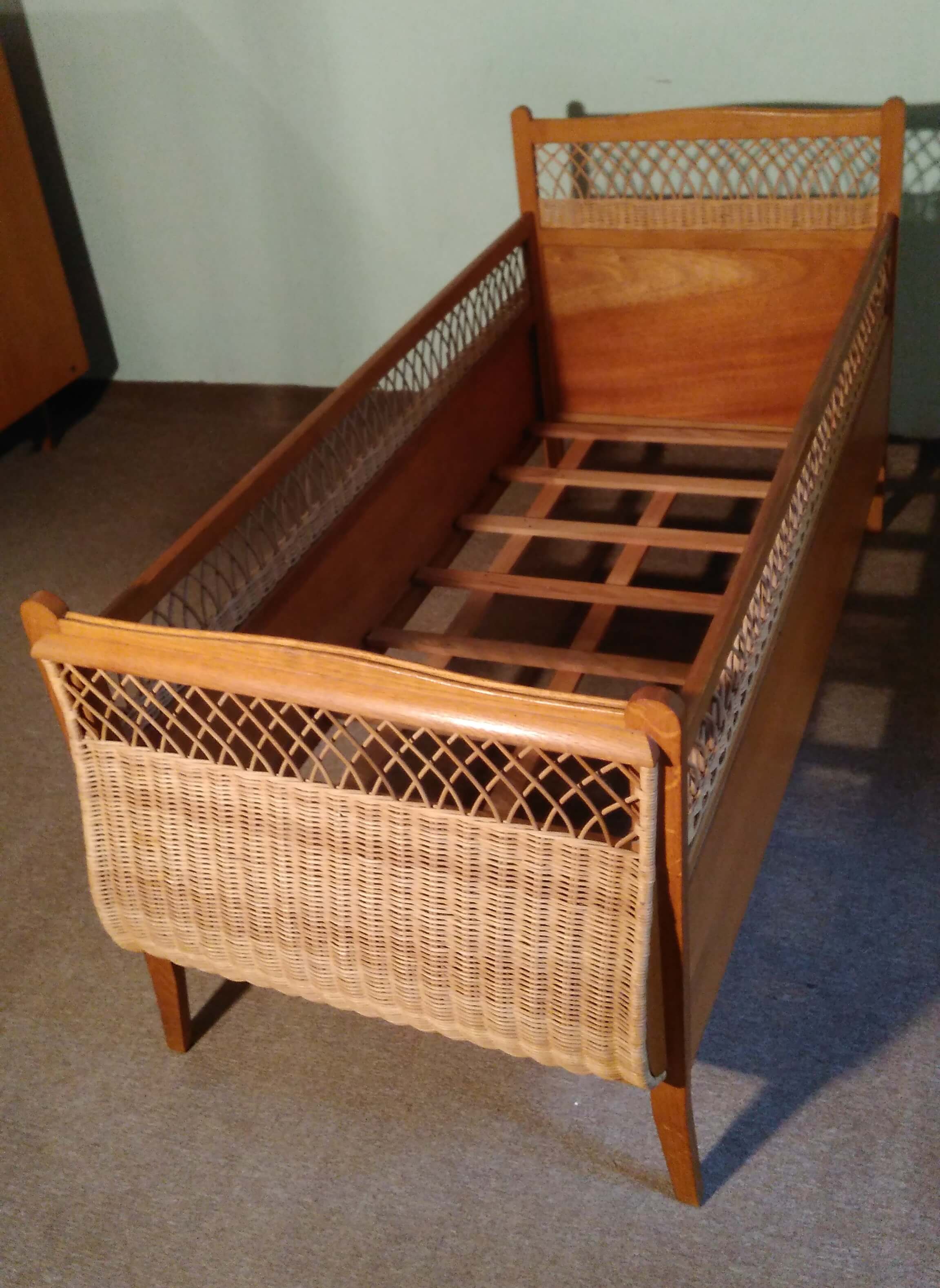 Children's bed wood and rattan feet compas vintage 60s
