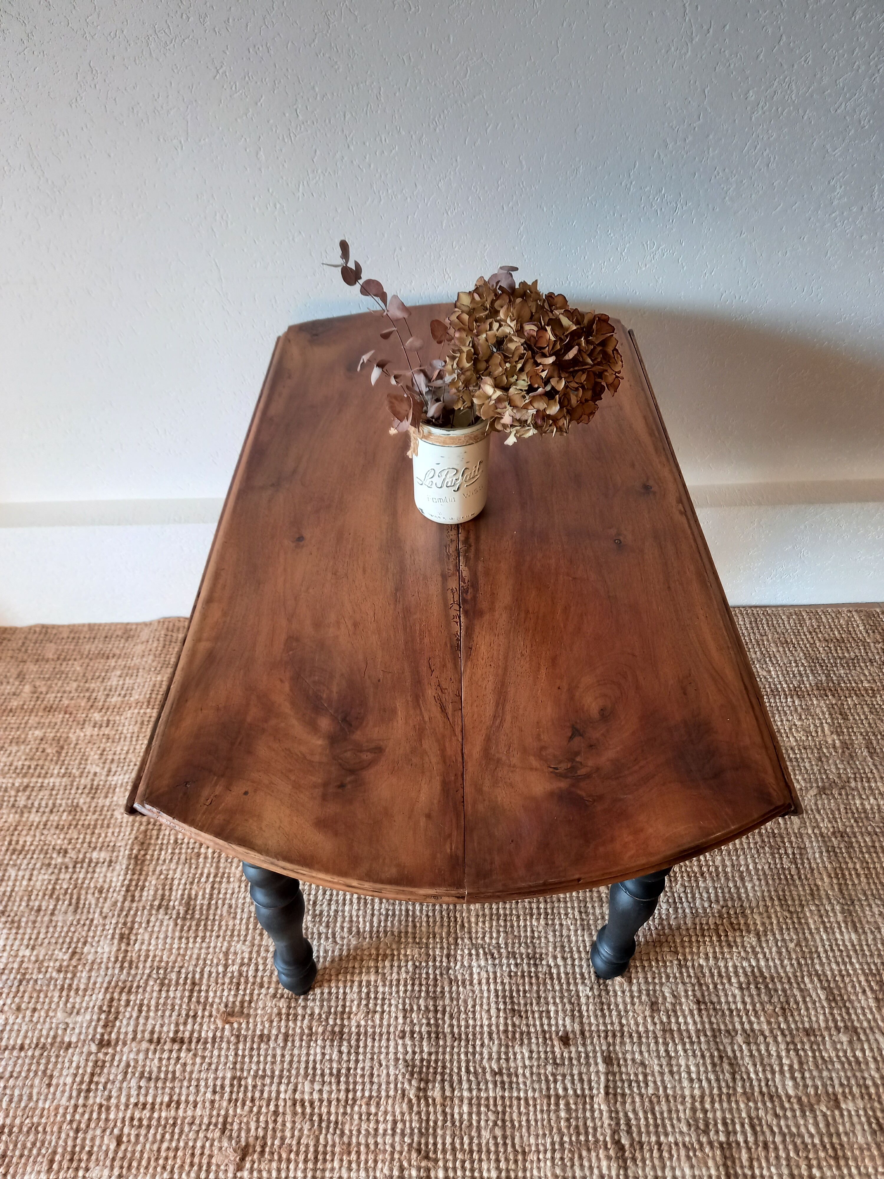 Round table with flaps