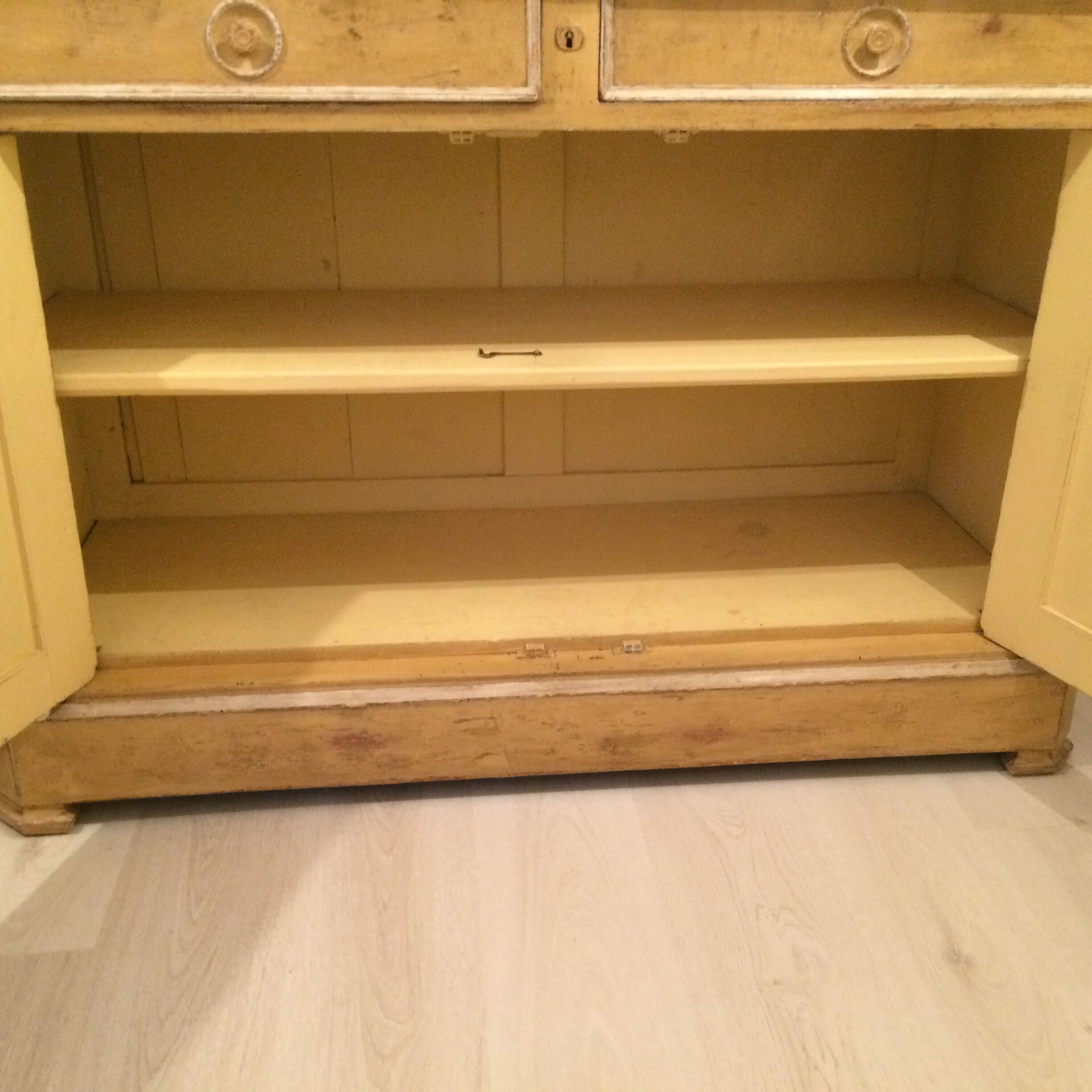 Old buffet 2 drawers 2 doors