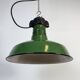 Lampe à suspension industrielle en émail vert, années 1960