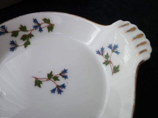 Set of 4 porcelain dishes with fire L. Lourioux de Foecy