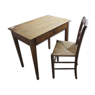Bureau ancien avec sa chaise