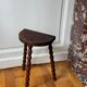 Tabouret tripode en bois tourné