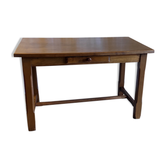 Table style table de ferme en bois massif.
