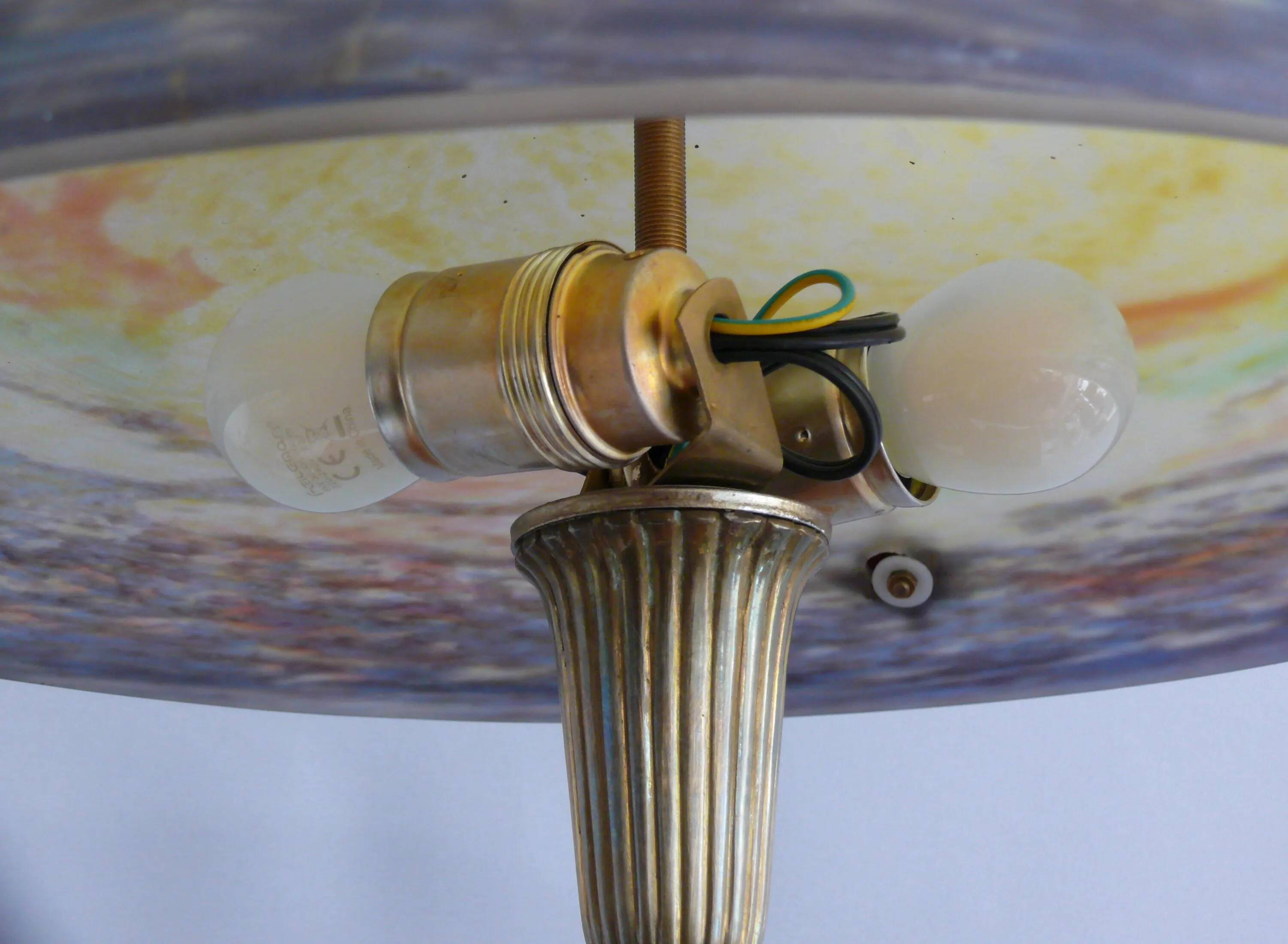 Lampe de table Muller Frères, France, avec pied en laiton et abat-jour en pâte de verre, style Art déco vers 1930