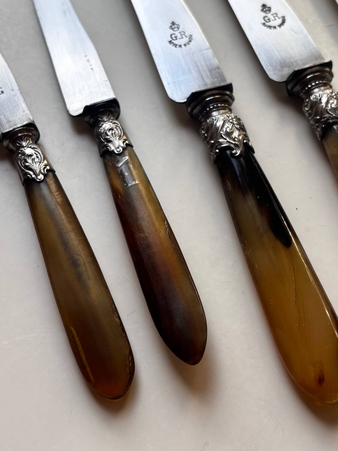 18 Wiskemann table knives in horn