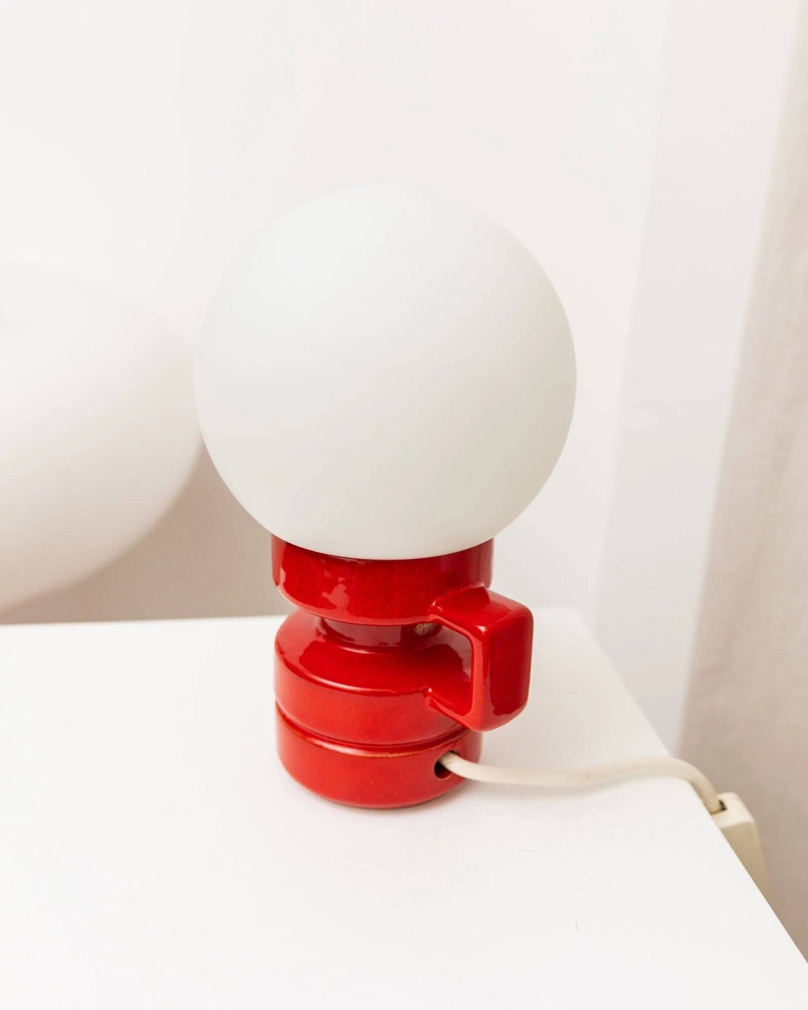 Vintage ceramic table lamp, Italy, 1970s - Red with white glass shade - Mid-century design