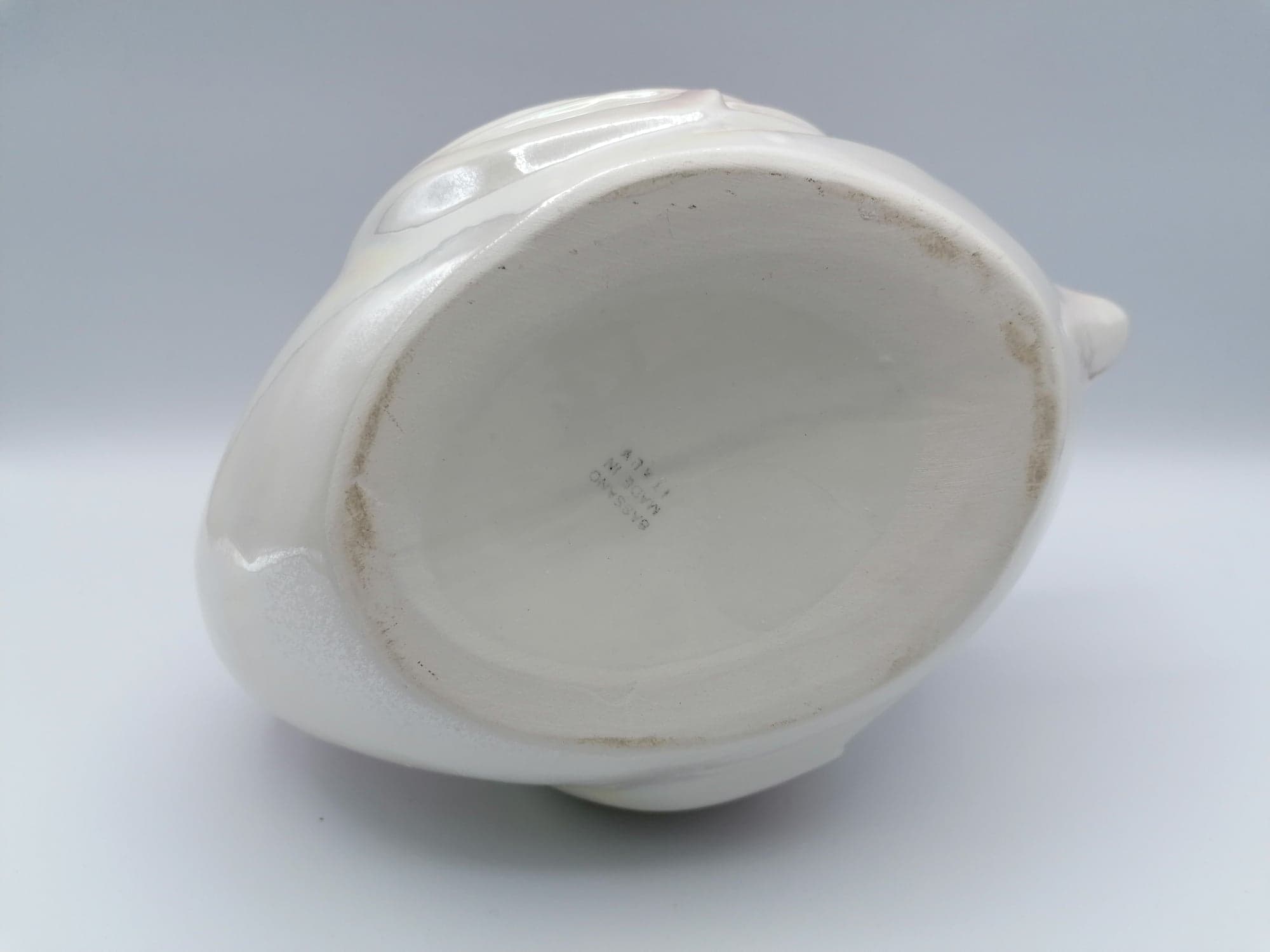 Porcelain swan pot cache