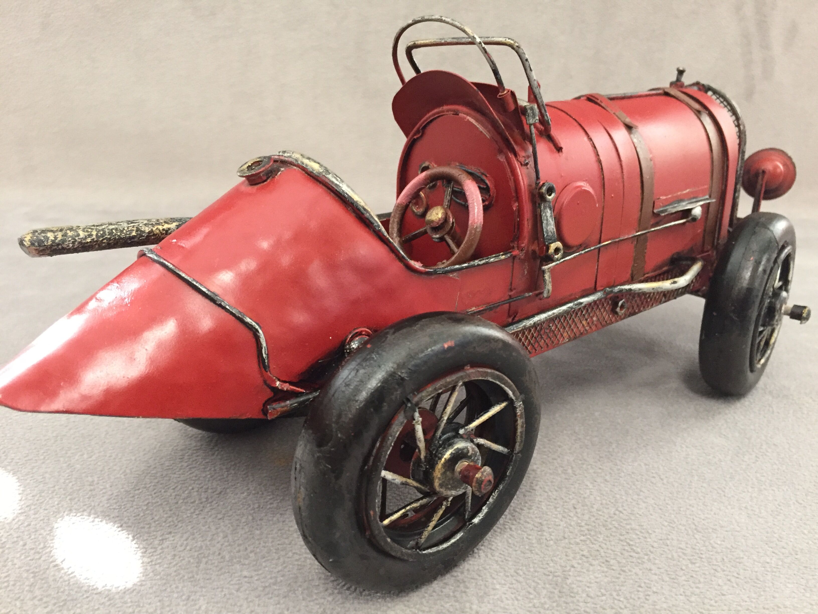 Model reproduction old car bugatti 1920 tin metal