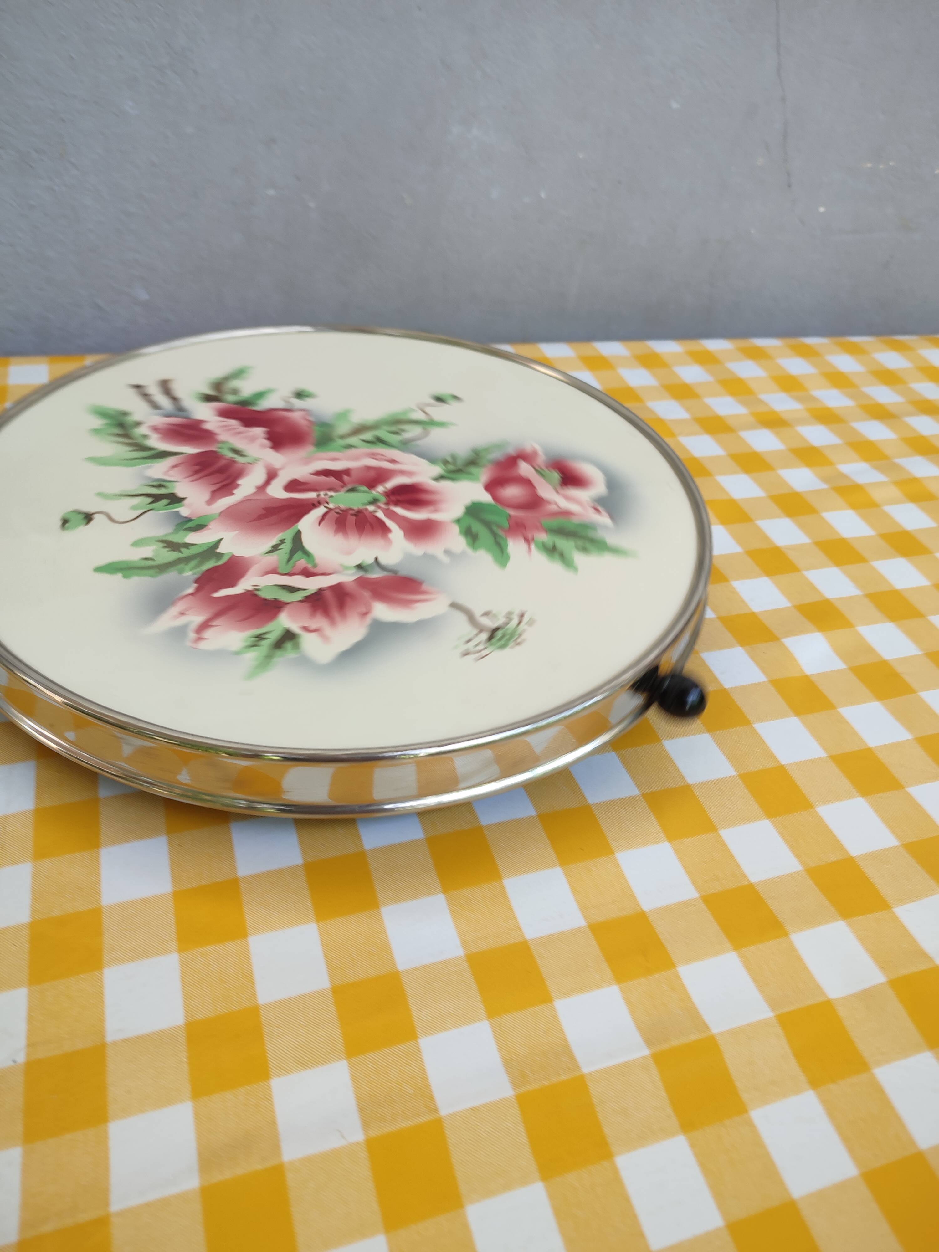 Turntable with earthenware pastry and bakelite floral decoration