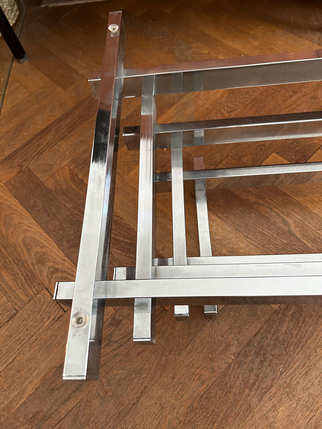 70s design coffee table in rectangular glass with chrome legs.