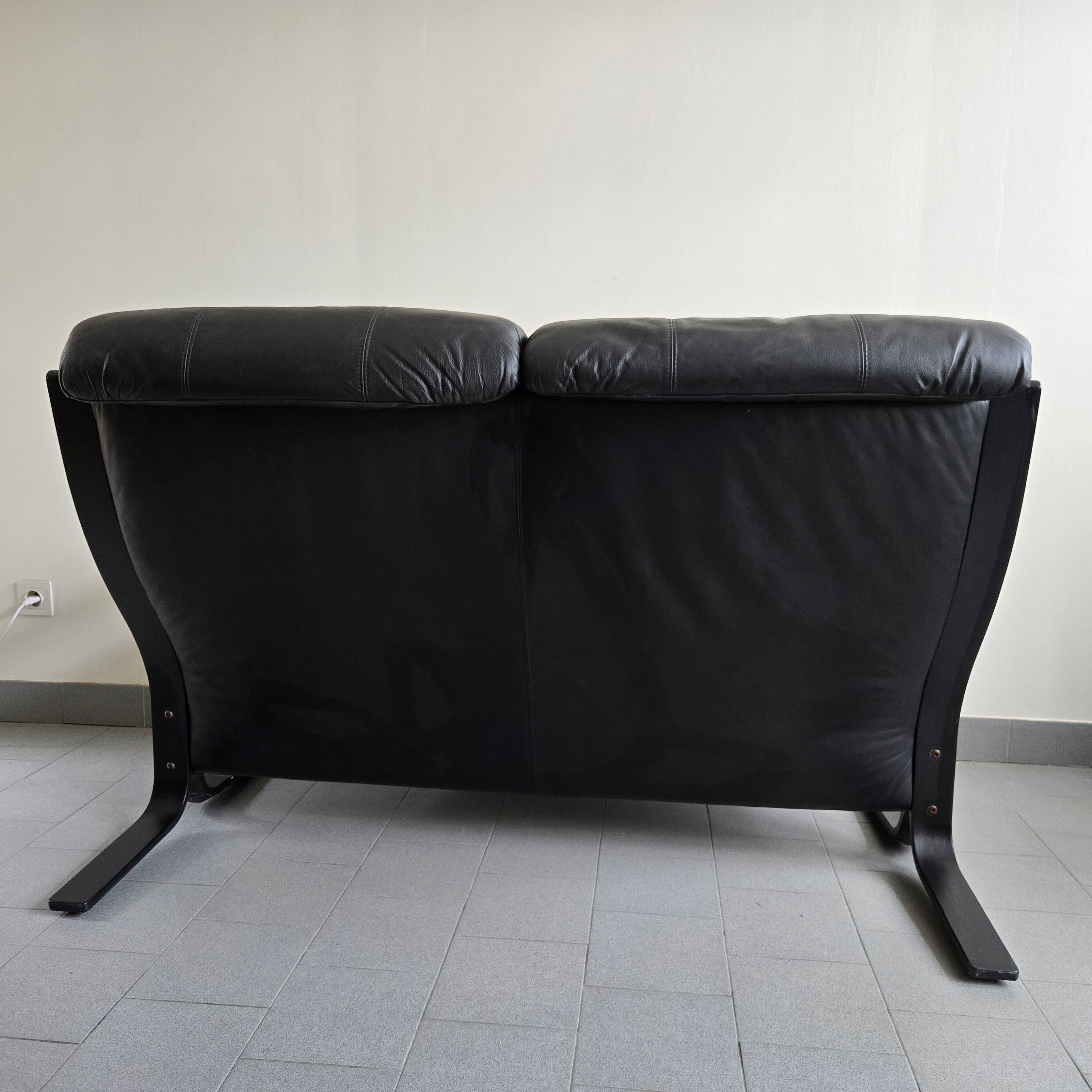 Scandinavian 2-seater sofa 1970s vintage in black leather and curved wood