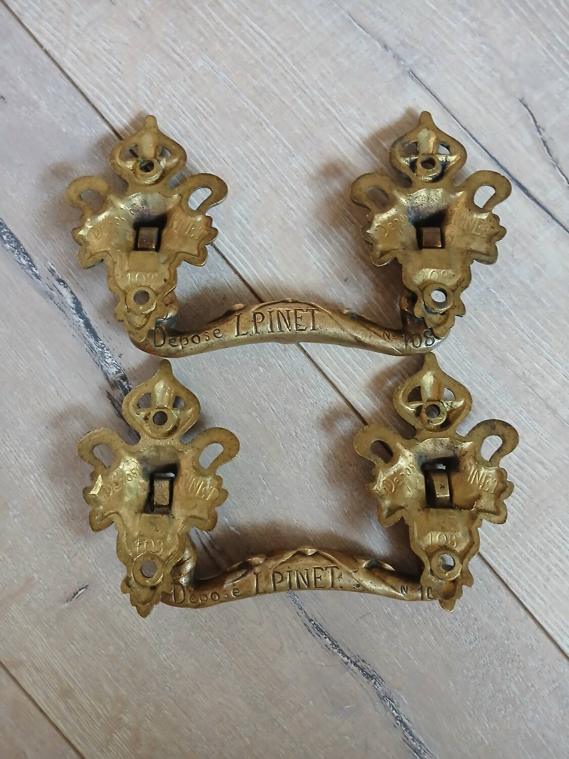 Paire de poignées en bronze L.Pinet