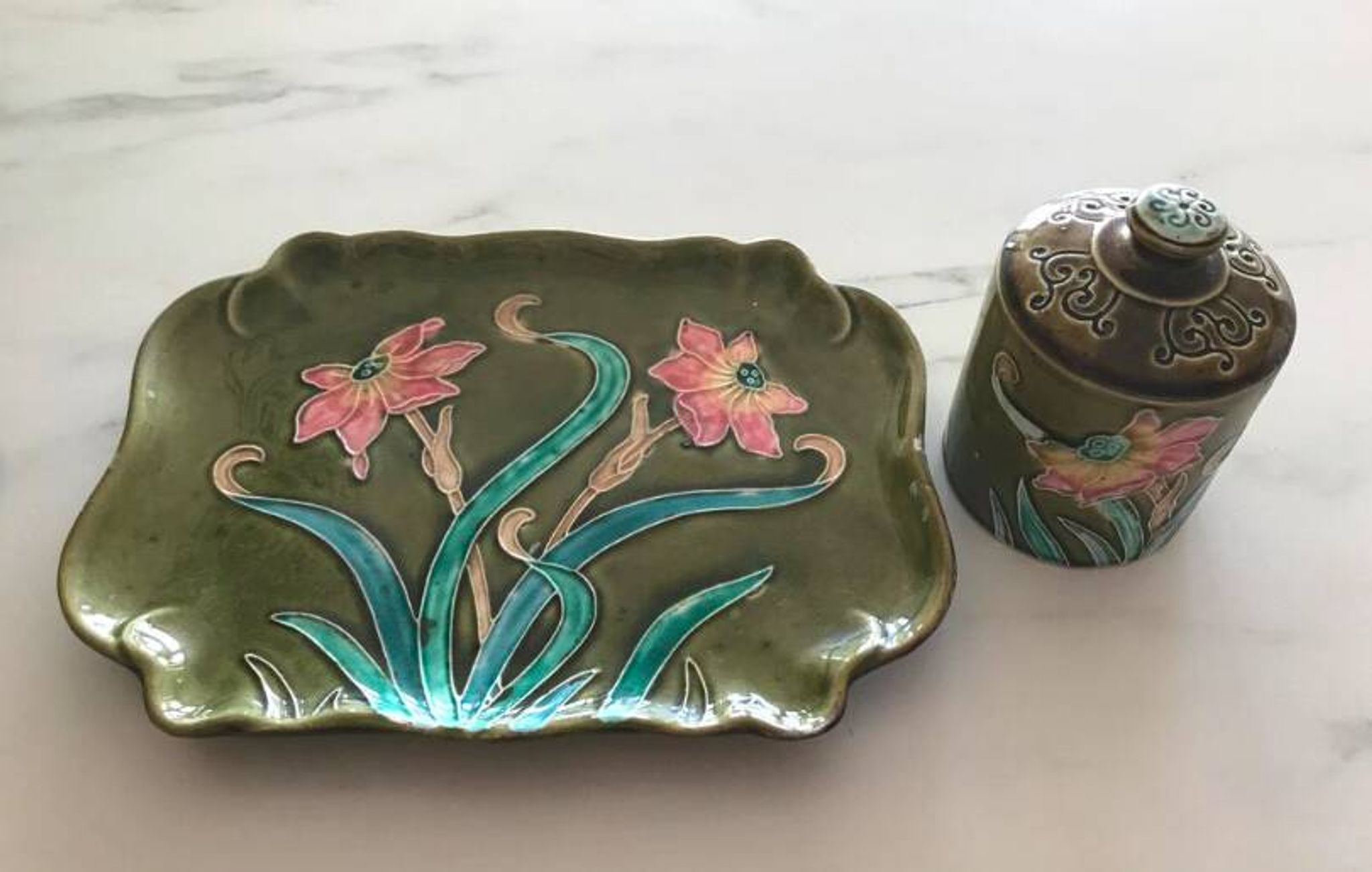 Bonbonnière and ceramic tray g. De Bruyn