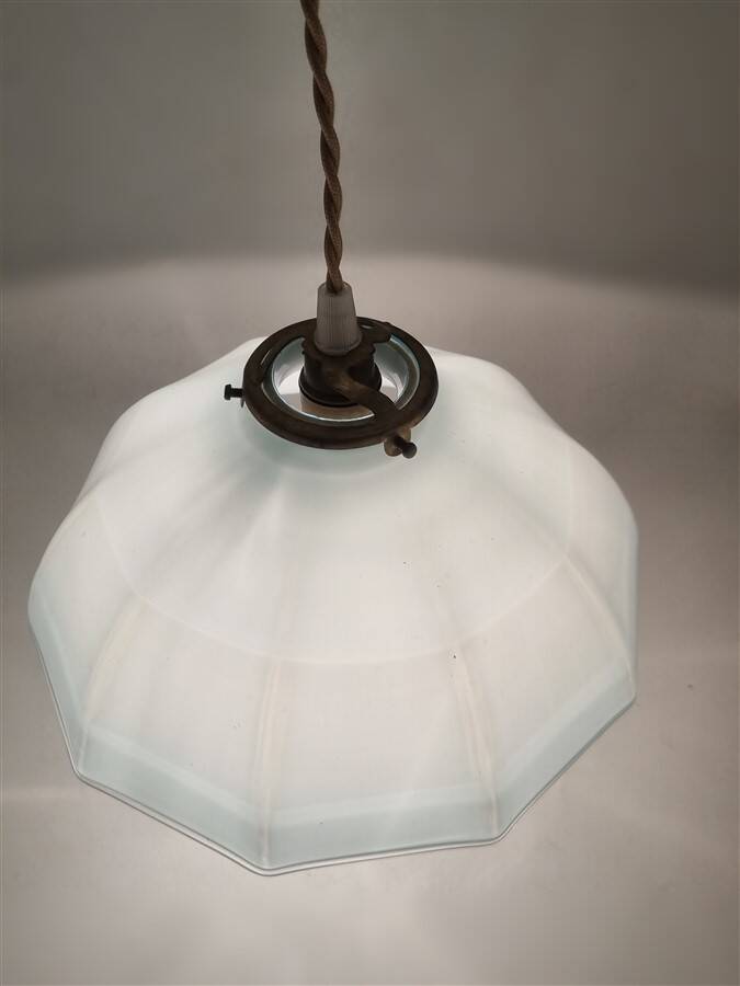 Suspension in opaline