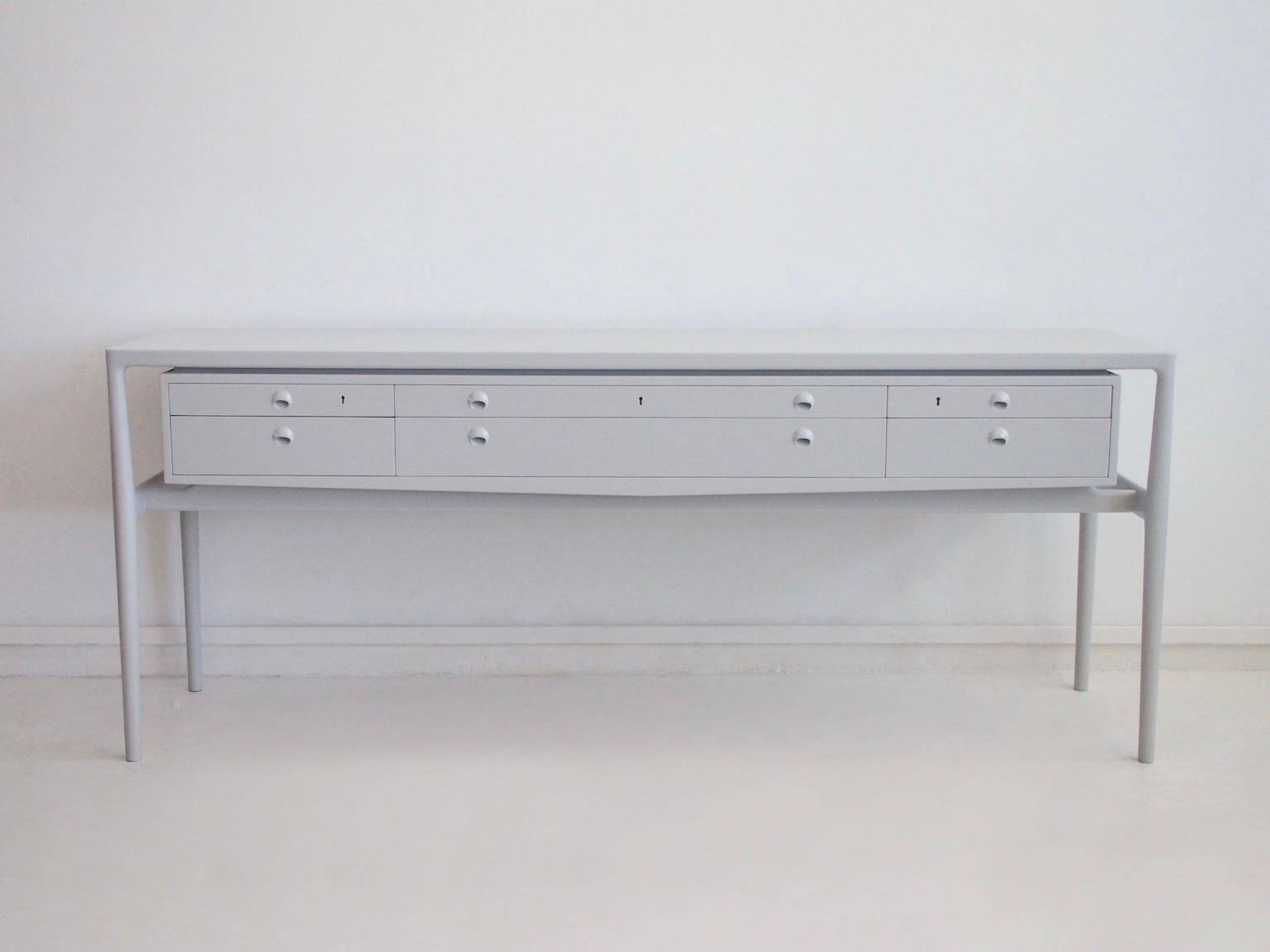 Enfilade en bois peint en gris clair, Helge Vestergaard-Jensen