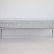 Enfilade en bois peint en gris clair, Helge Vestergaard-Jensen