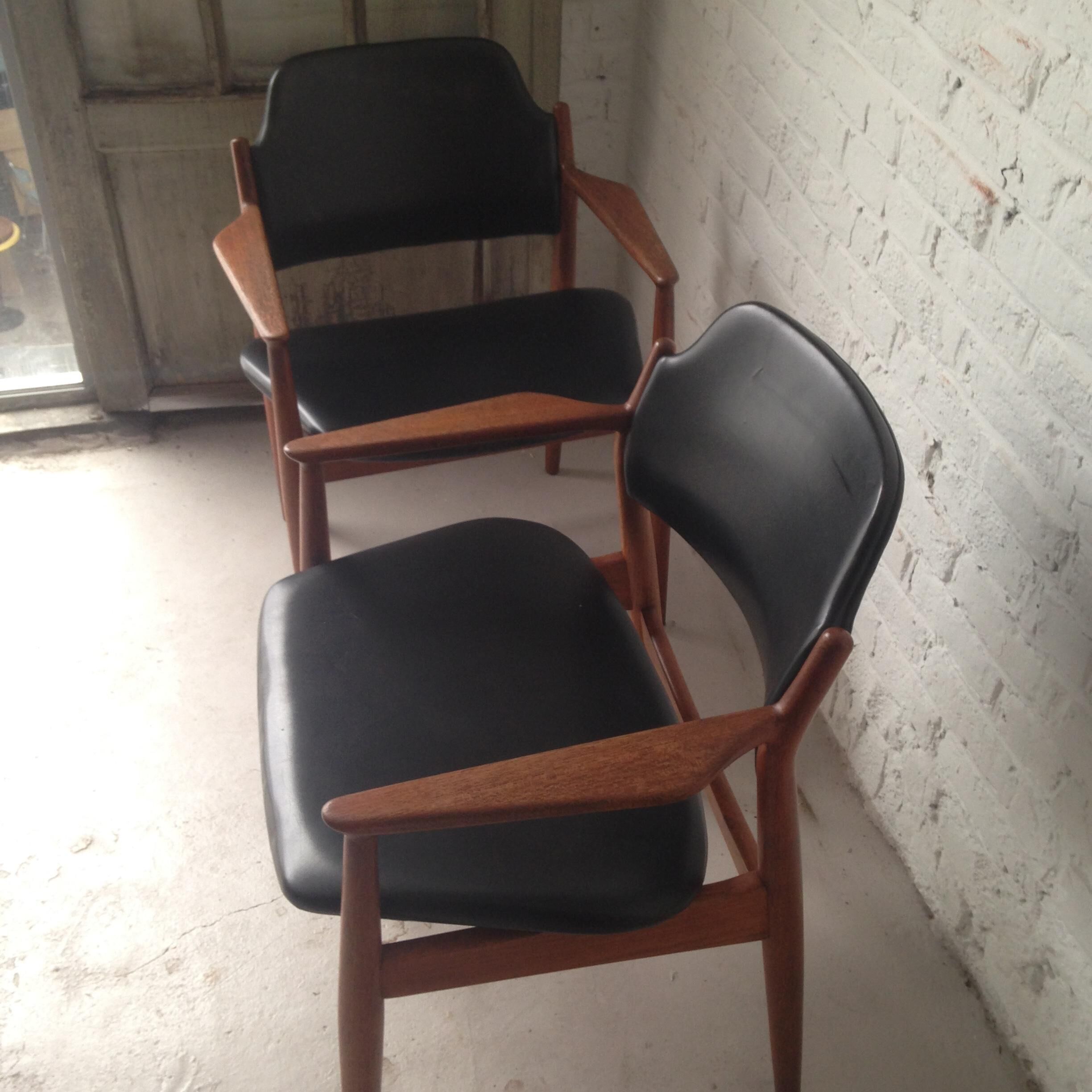 Pair of Chair Arne Vodder model 62 has.