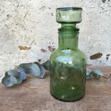 Carafe verte en verre moulé